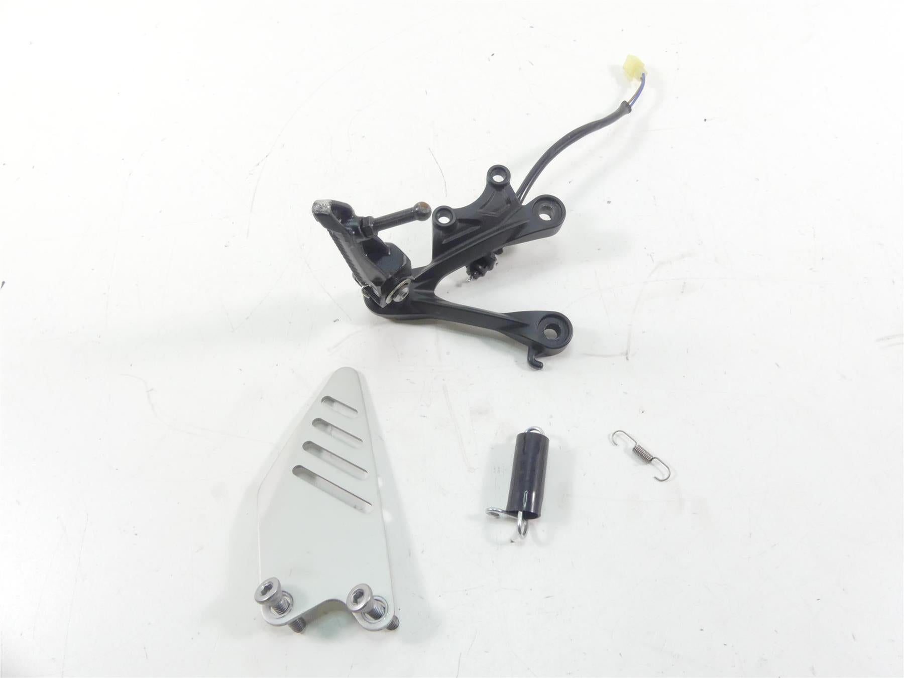2013 Kawasaki ZX636 ZX6R Ninja Right Footpeg & Bracket Set 35063-0590-18R | Mototech271