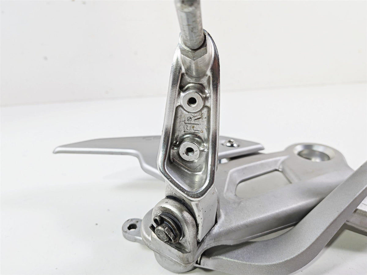 2025 CFMoto 450 SS Right Footpeg & Brake Pedal Set 6AQV-142700-1000 {{ shop.shopifyCountryName }} - Mototech271