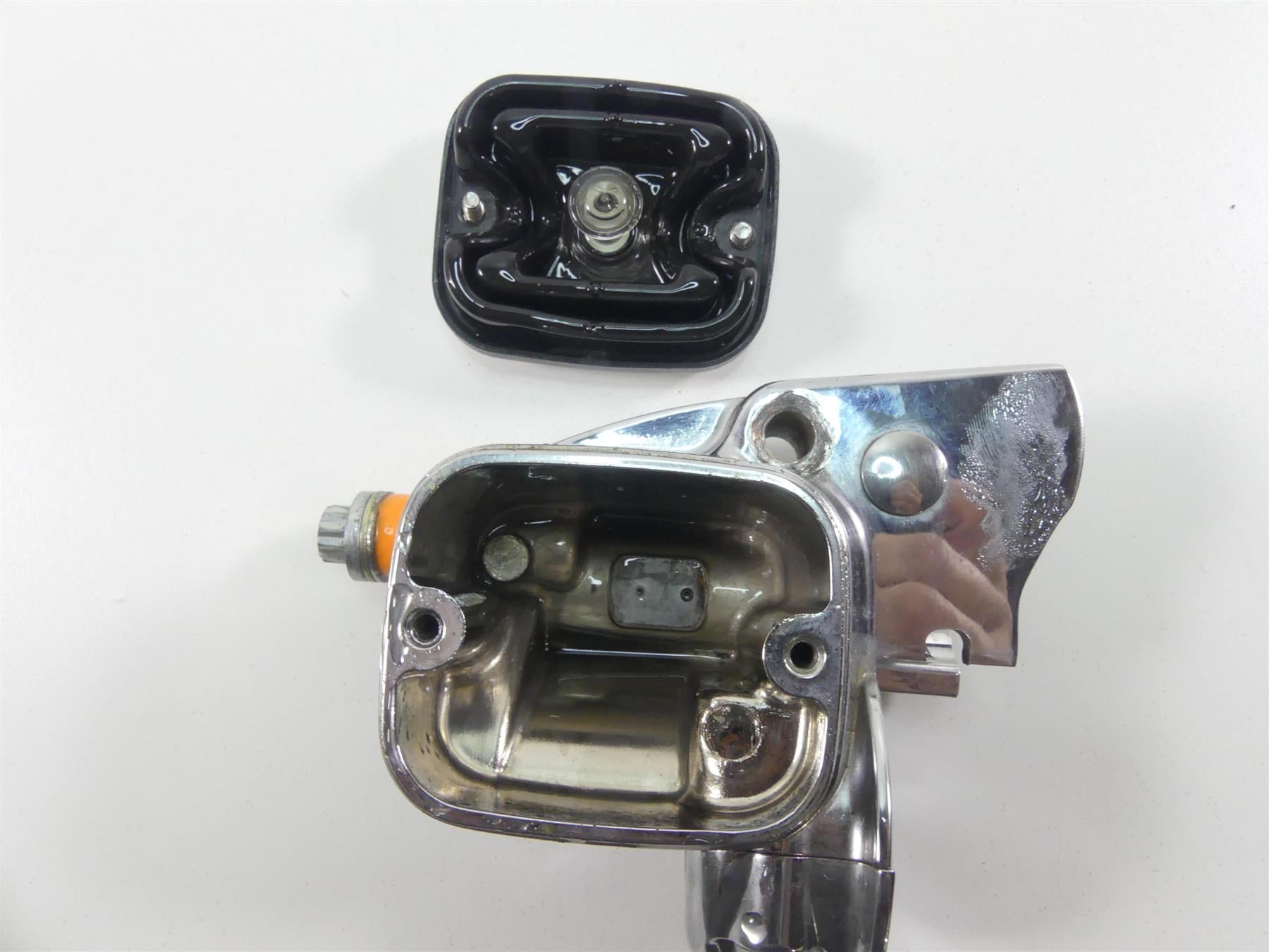 2009 Harley Dyna FXDF SE CVO Fat Bob Front Brake Master Cylinder 11/16 42057-09A {{ shop.shopifyCountryName }} - Mototech271