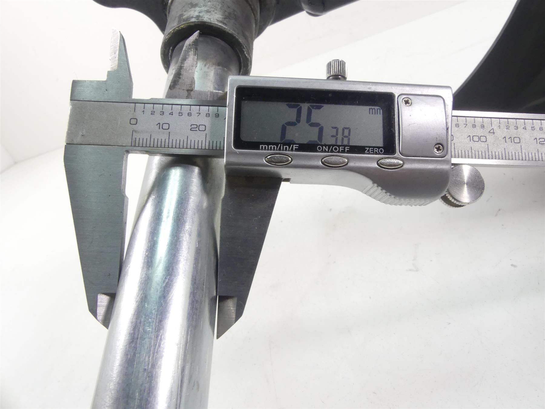 2007 Harley FLHTCU SE CVO Electra Glide Swing Arm Swingarm & 1" Axle 47549-02 {{ shop.shopifyCountryName }} - Mototech271