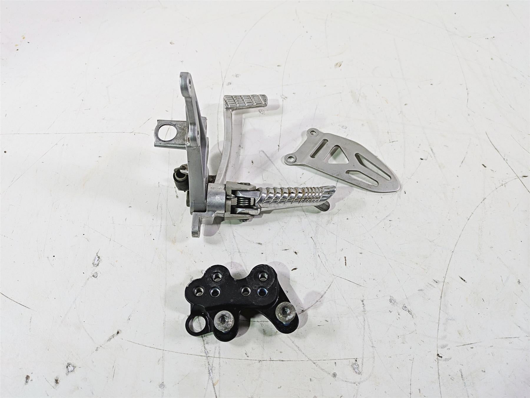 2016 Suzuki GSXR1000 Right Front Foot Peg Brake Pedal & Mount Set 3511-47H10 {{ shop.shopifyCountryName }} - Mototech271
