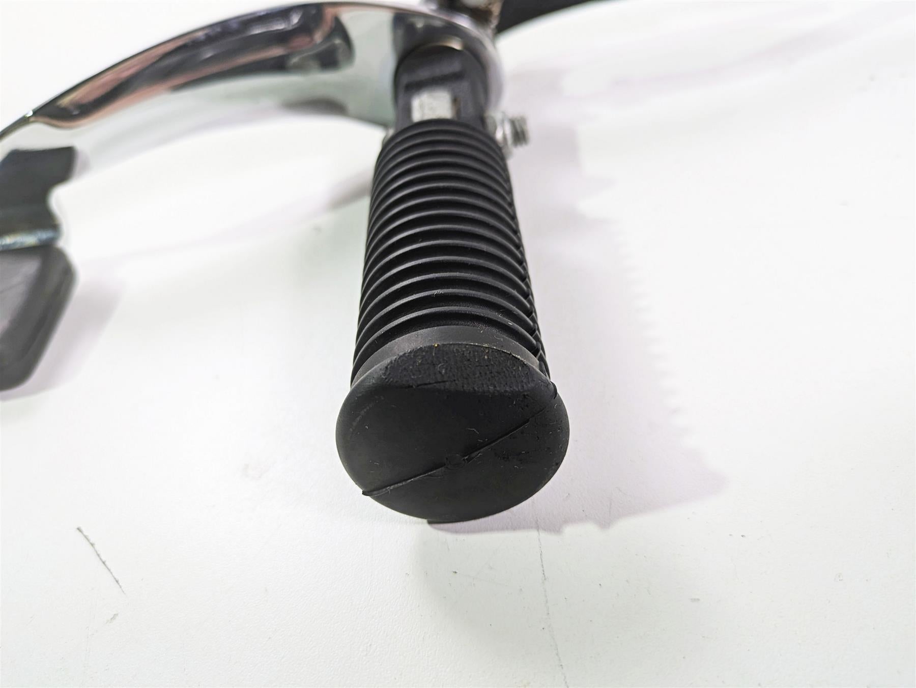 2016 Harley FXDF Dyna Fat Bob Front Right Fw Footpeg & Brake Pedal 42481-03A {{ shop.shopifyCountryName }} - Mototech271