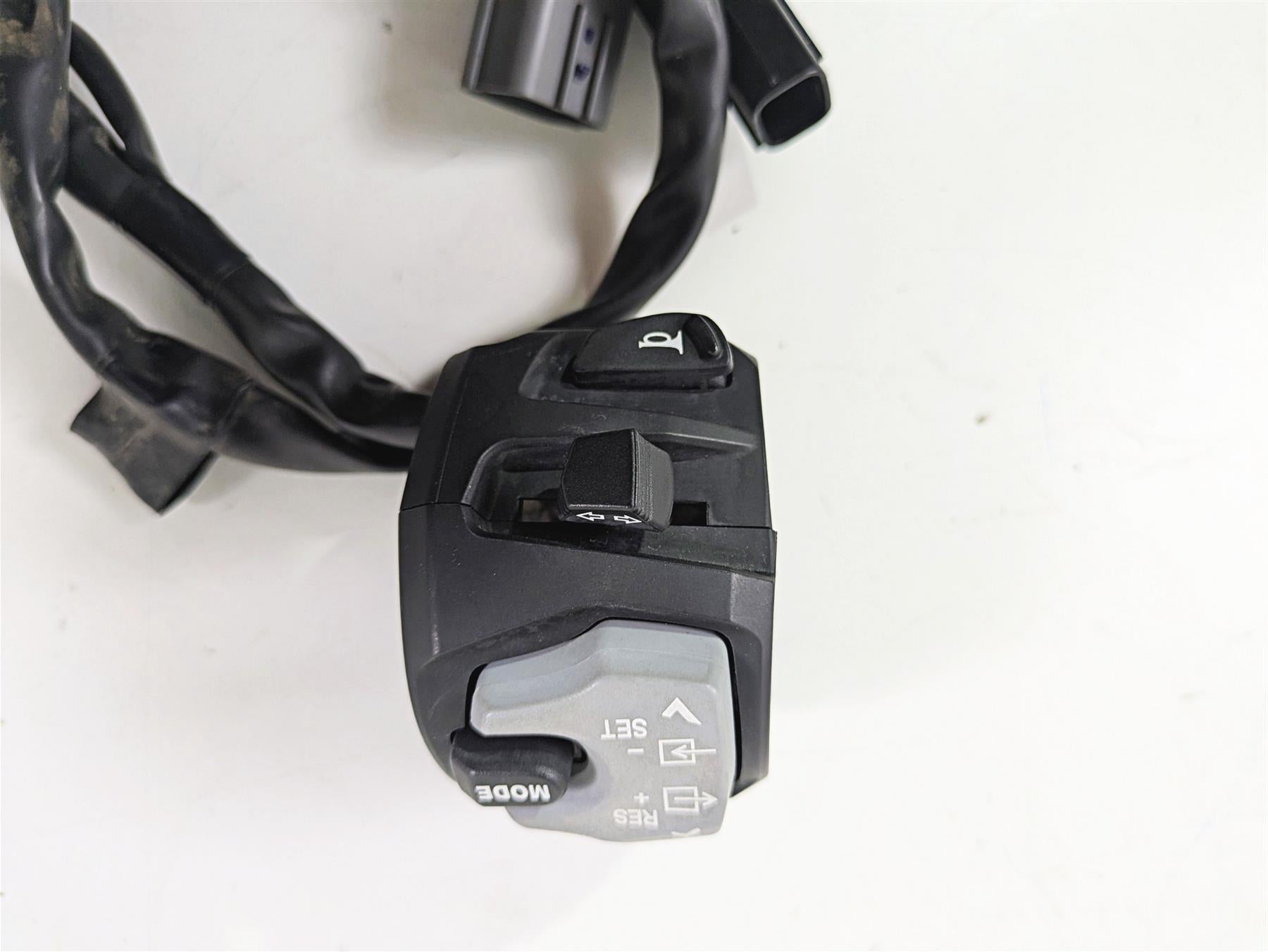 2020 Suzuki V-Strom 1050 XT Left Hand Turn Signal Control Switch 37400-06L00 {{ shop.shopifyCountryName }} - Mototech271