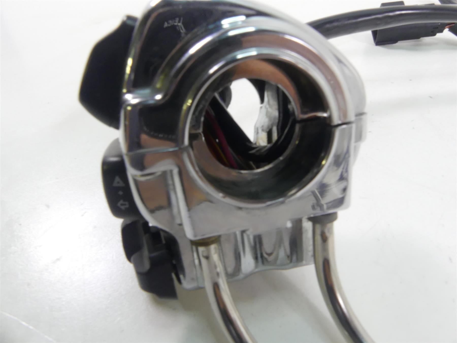 2007 Harley FLHTCU SE CVO Electra Glide Right Cruise Control Switch 71684-06 {{ shop.shopifyCountryName }} - Mototech271