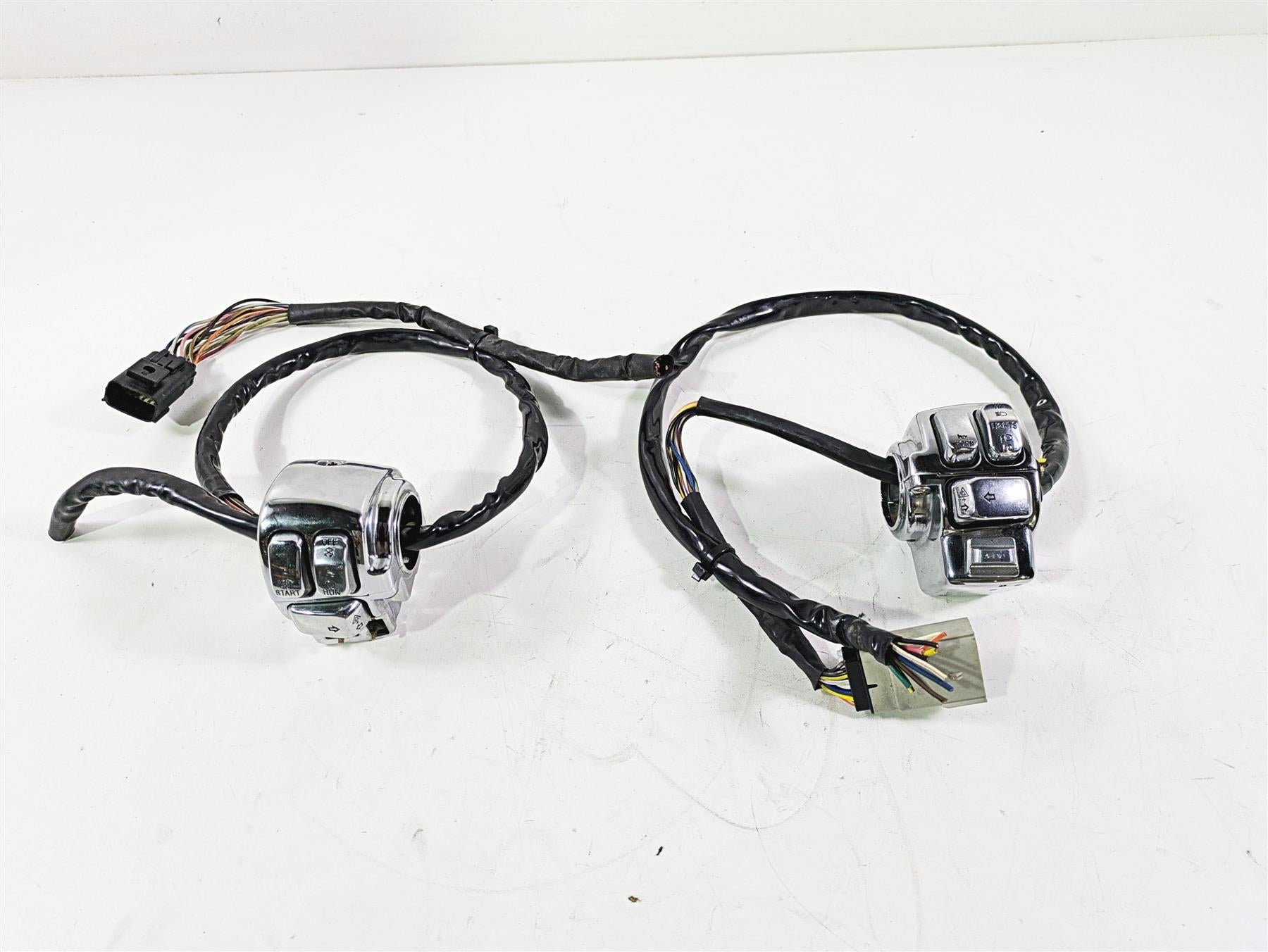 2010 Harley Touring FLHX Street Glide Left Right Chrome Control Switch 71682-06A {{ shop.shopifyCountryName }} - Mototech271