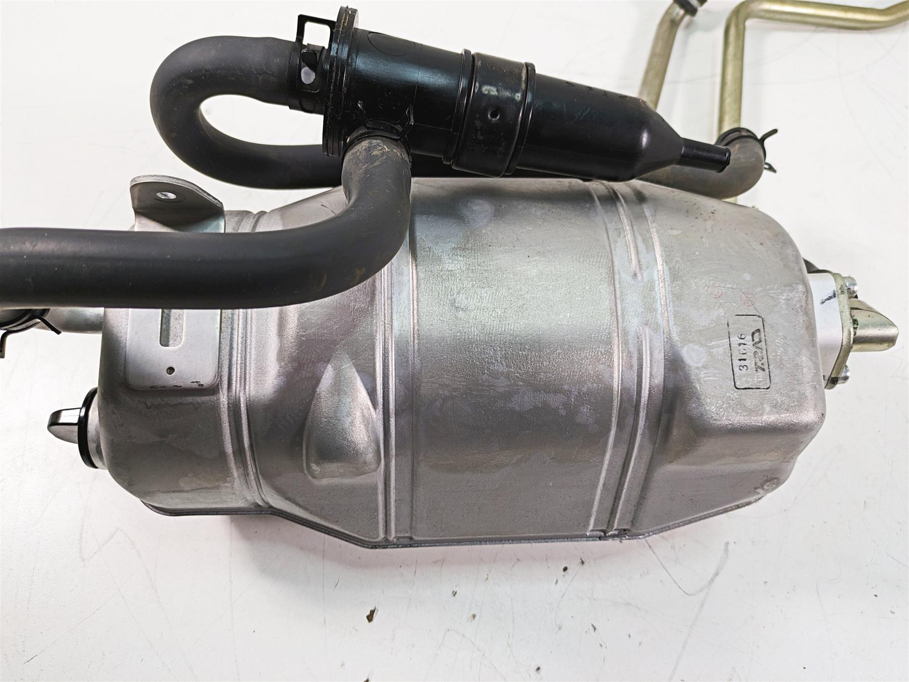 2018 Yamaha YXZ1000R EPS SS Oil Tank Reservoir 2HC-21751-01-00 {{ shop.shopifyCountryName }} - Mototech271