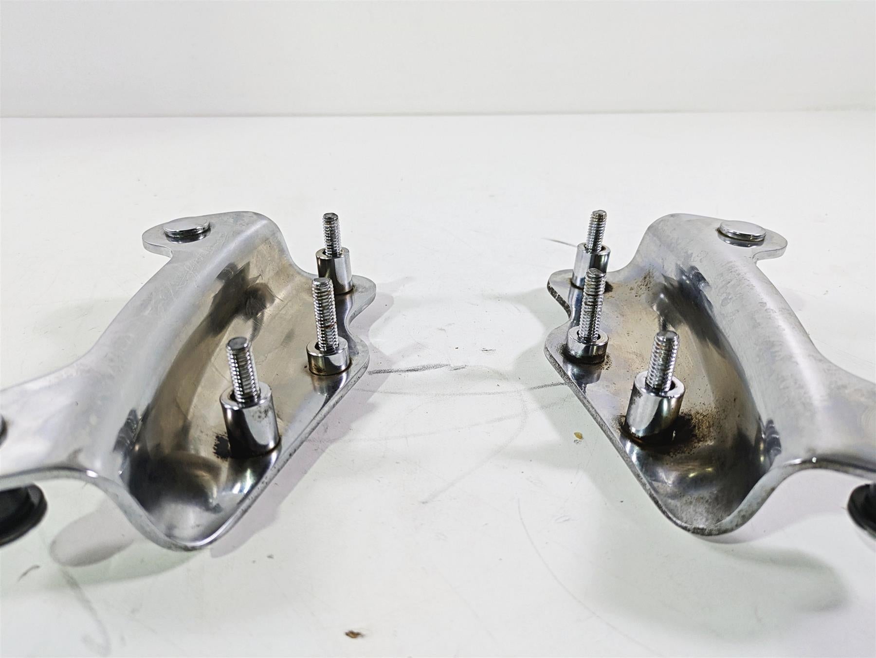 2010 Harley Touring FLHX Street Glide Chrome Quick Release Mount Set 52300353 {{ shop.shopifyCountryName }} - Mototech271