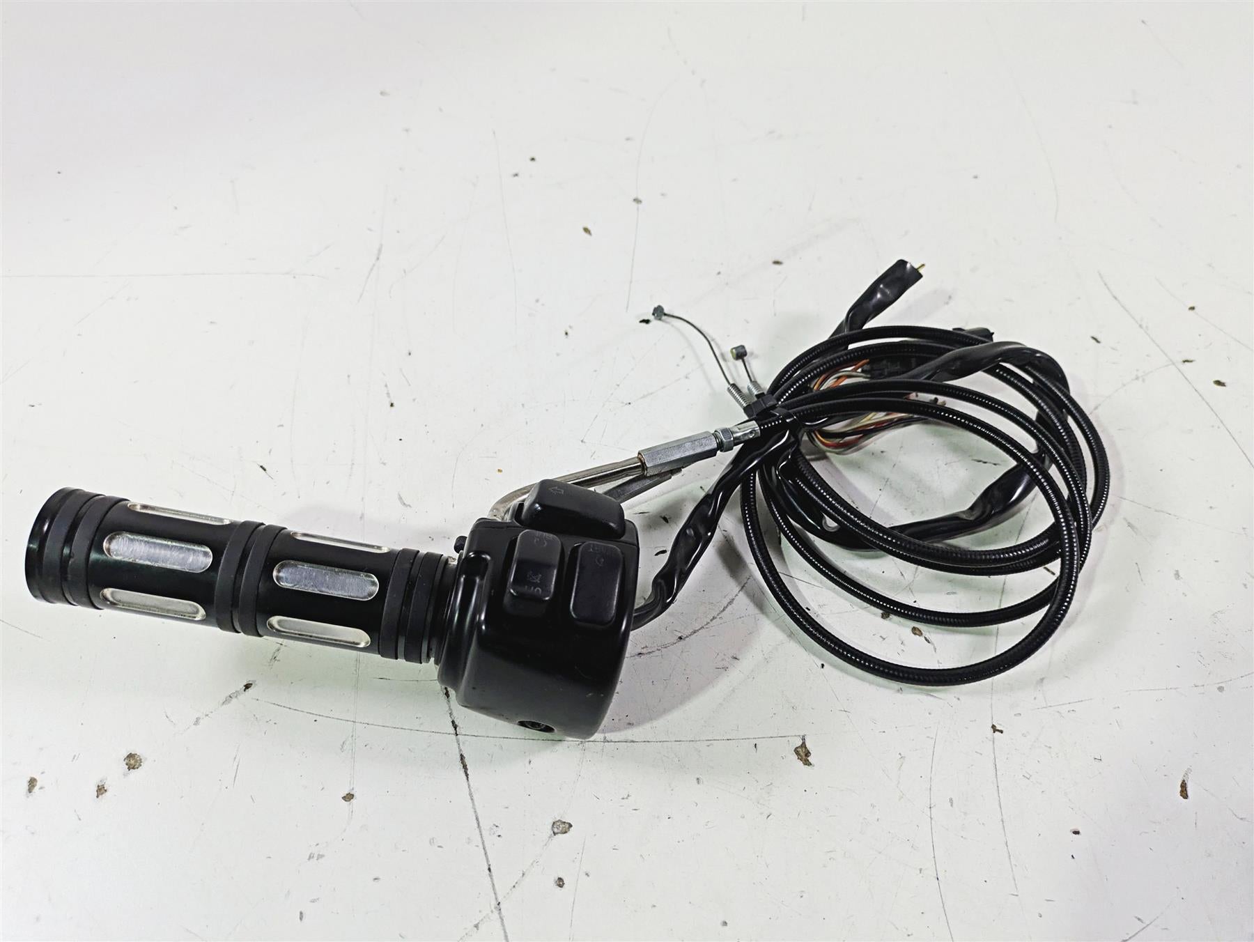 2012 Harley VRSCF Muscle V Rod Right Hand Control Switch - Read 71684-06A {{ shop.shopifyCountryName }} - Mototech271