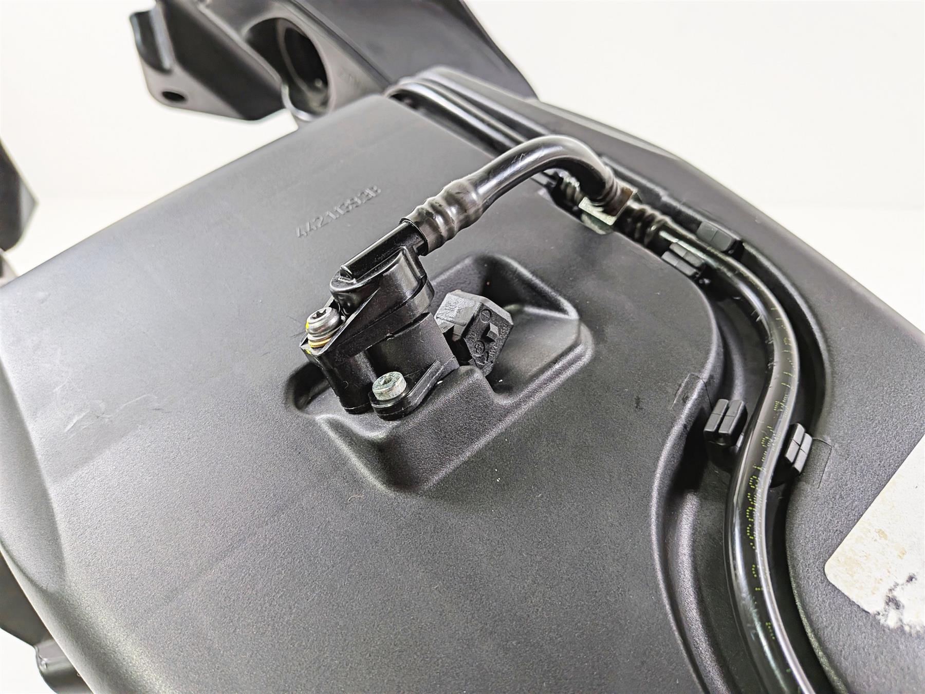 2011 Ducati Streetfighter 1098 S Air Box Breather & Injectors & Ducs 44211393B {{ shop.shopifyCountryName }} - Mototech271