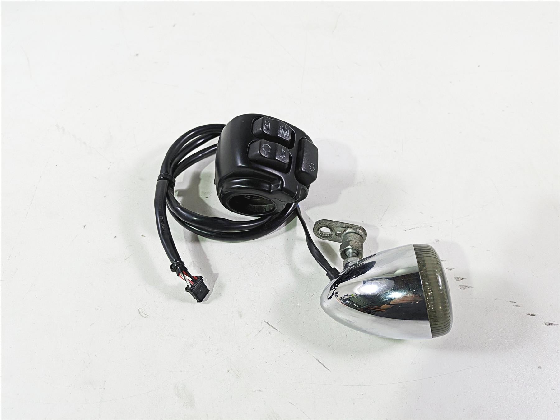 2017 Harley Dyna FXDB Street Bob Left Control Switch & Blinker -READ 71500372A {{ shop.shopifyCountryName }} - Mototech271
