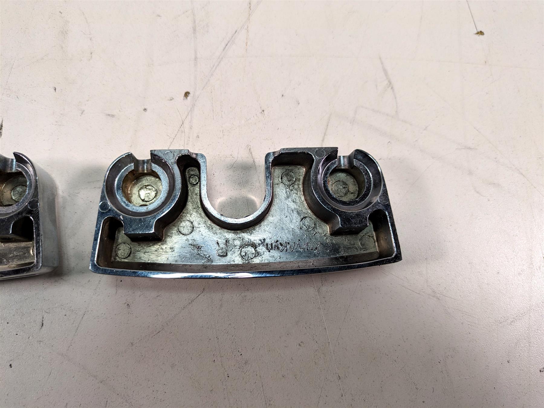 2000 Harley Dyna FXDL Low Rider Kuryakyn Scorpion Chrome Sparkplug Cover Set for Big Twins K8323 {{ shop.shopifyCountryName }} - Mototech271