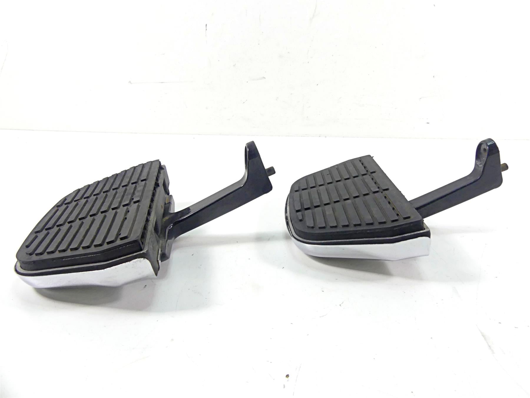 2004 Harley Touring FLHTCUI Electra Glide Passenger Floor Board Set 52719-93B {{ shop.shopifyCountryName }} - Mototech271