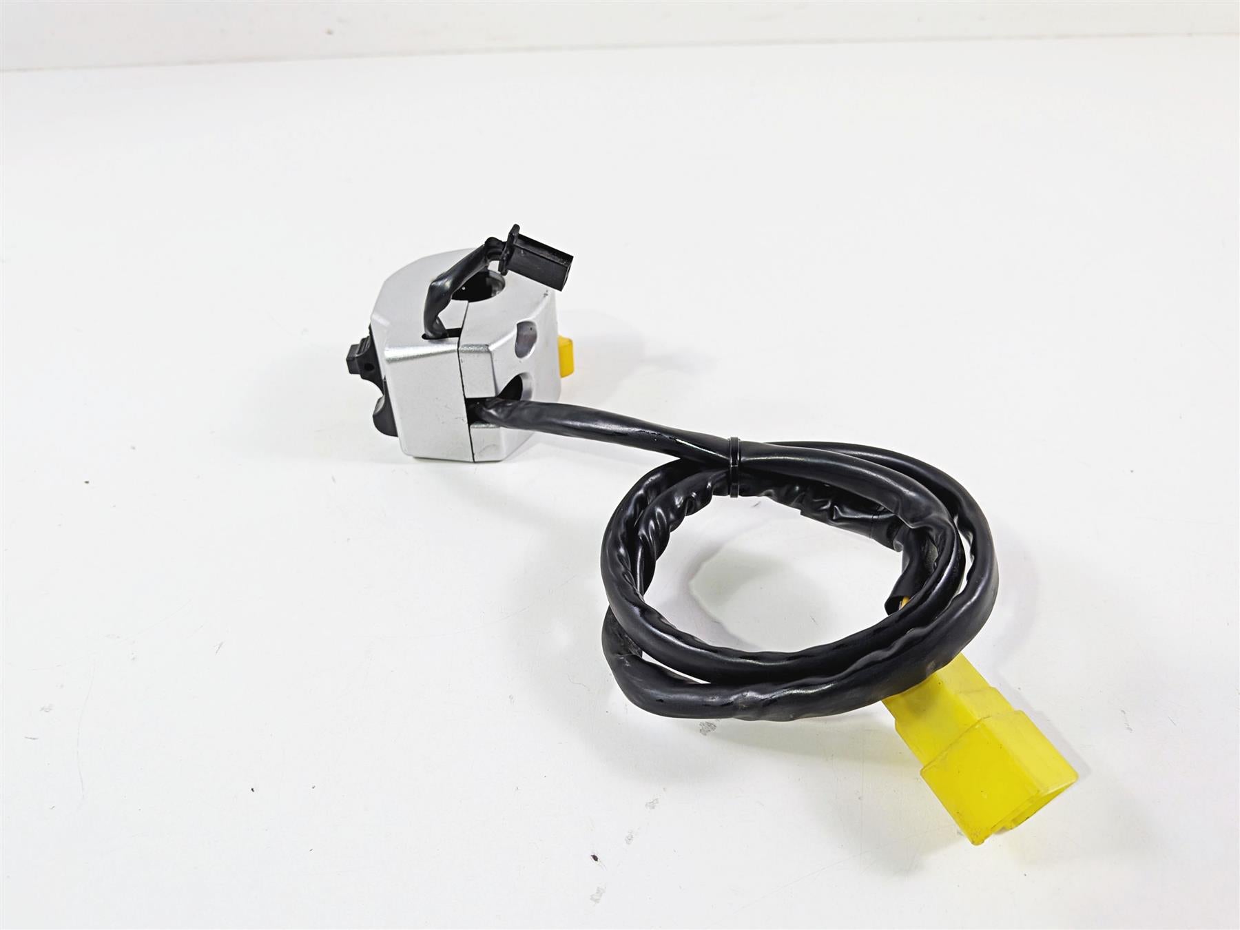 2005 Suzuki VZ800 M50 Boulevard Left Hand Turn Signal Control Switch 37400-39G10 {{ shop.shopifyCountryName }} - Mototech271
