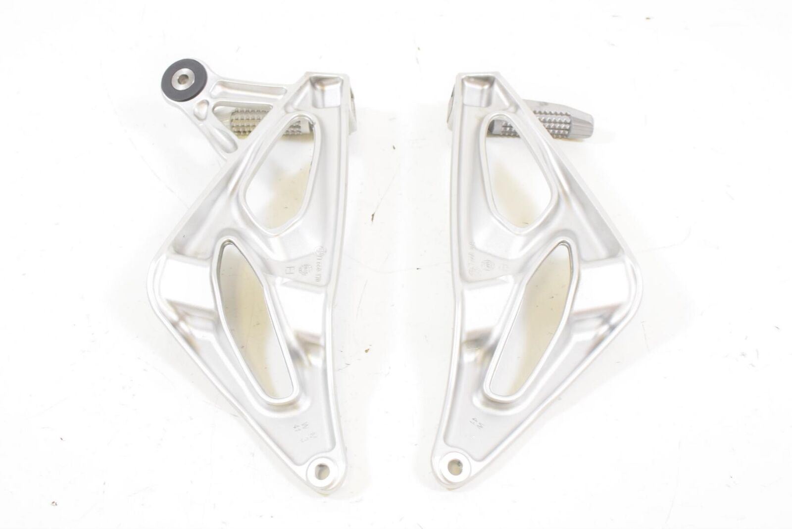08 BMW K1200R K1200 R Sport K43 Passenger Footpeg Foot Peg Rest 46717660170 {{ shop.shopifyCountryName }} - Mototech271