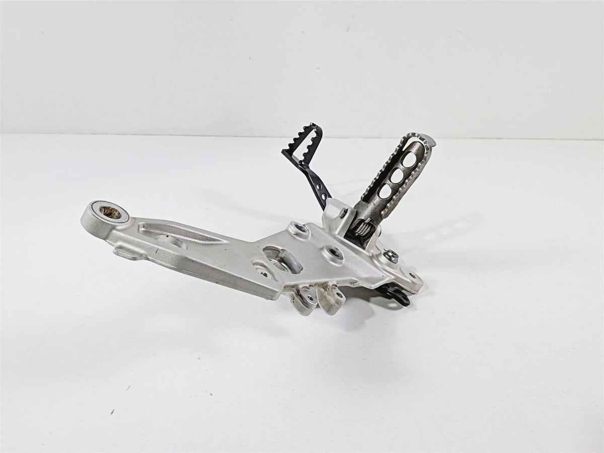 2023 BMW F850GS K81 Front Right Foot Peg & Brake Pedal 46718393176 35218357747 {{ shop.shopifyCountryName }} - Mototech271