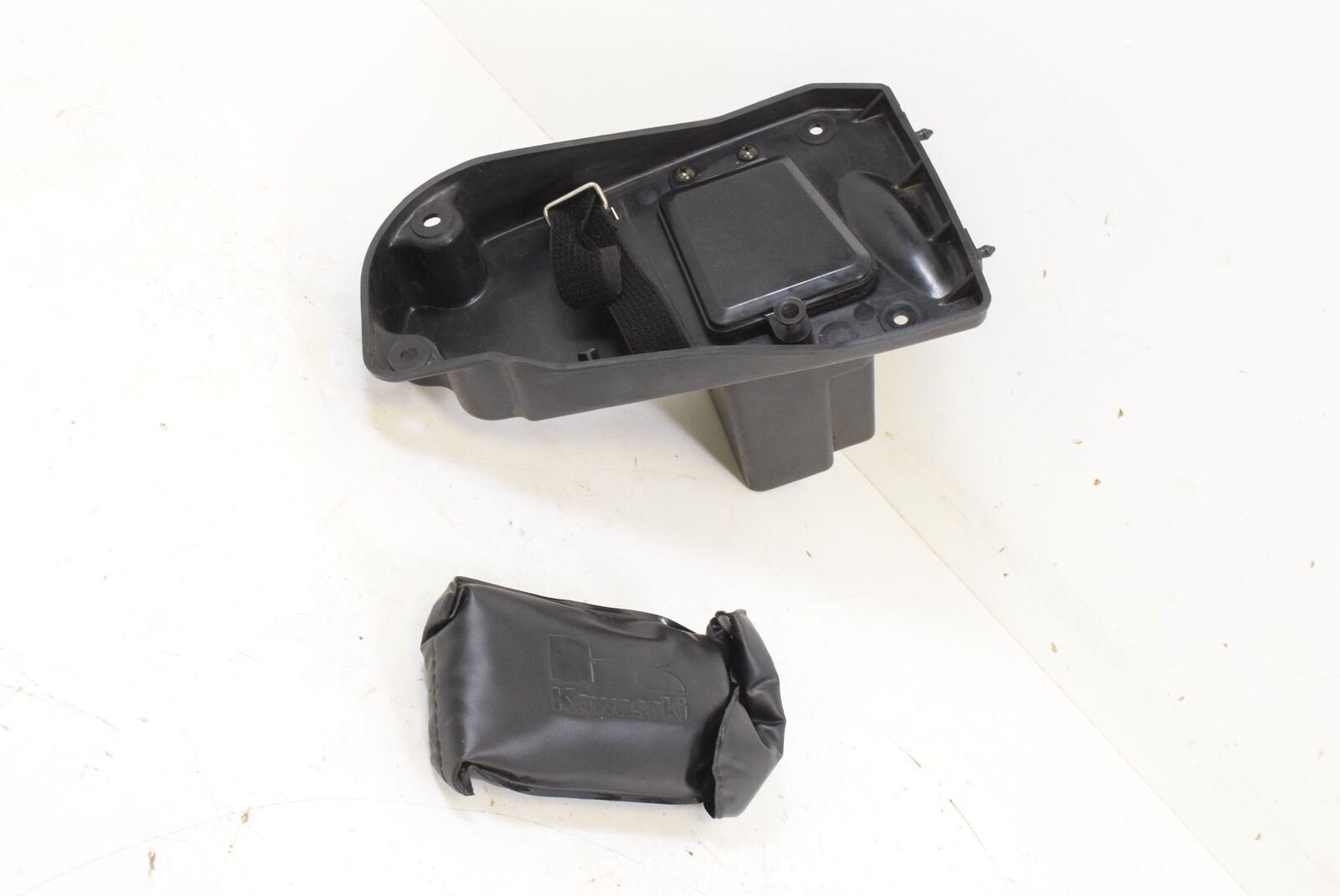 2000 Kawasaki VN1500 Vulcan Classic Tool Box Housing w Tools 32098-1109 {{ shop.shopifyCountryName }} - Mototech271