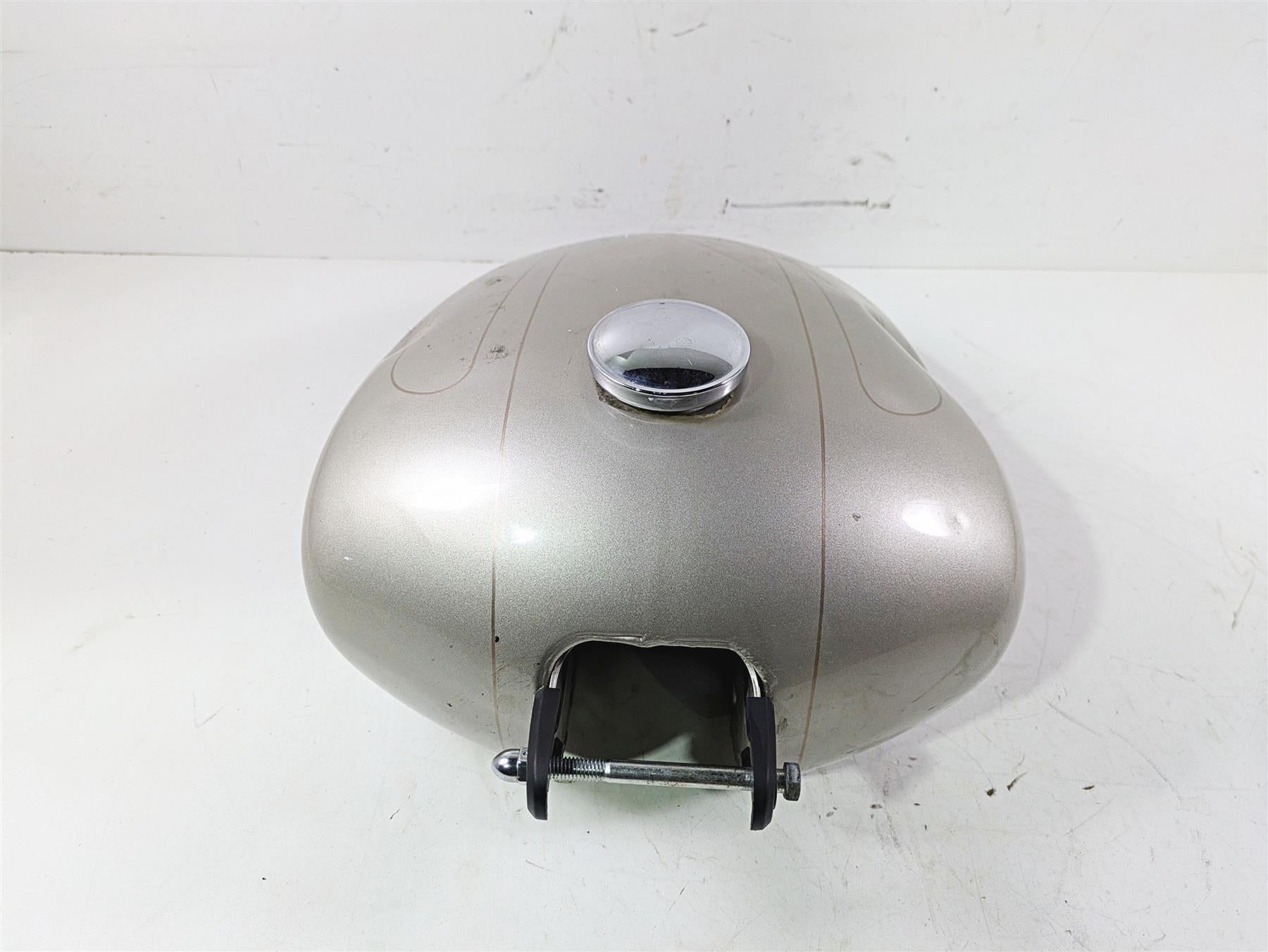 2018 Harley FXBR Softail Breakout Fuel Gas Petrol Tank - Dented 61000673 {{ shop.shopifyCountryName }} - Mototech271