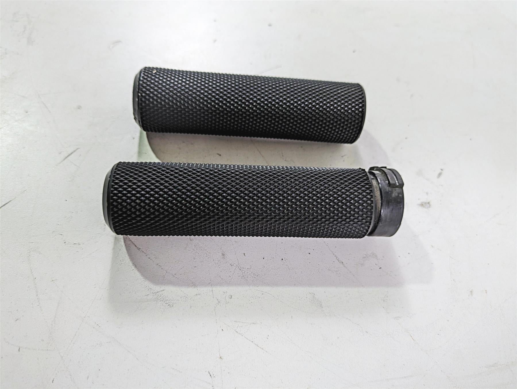 2017 Harley Dyna FXDB Street Bob Arlen Ness Knurled Hand Grip Set 07-325 {{ shop.shopifyCountryName }} - Mototech271