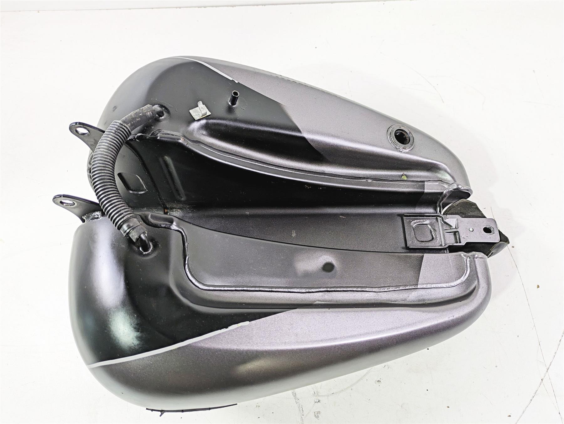 2017 Harley FLS Softail Slim Two Tone Fuel Tank - Dented - Read 61625-11 {{ shop.shopifyCountryName }} - Mototech271