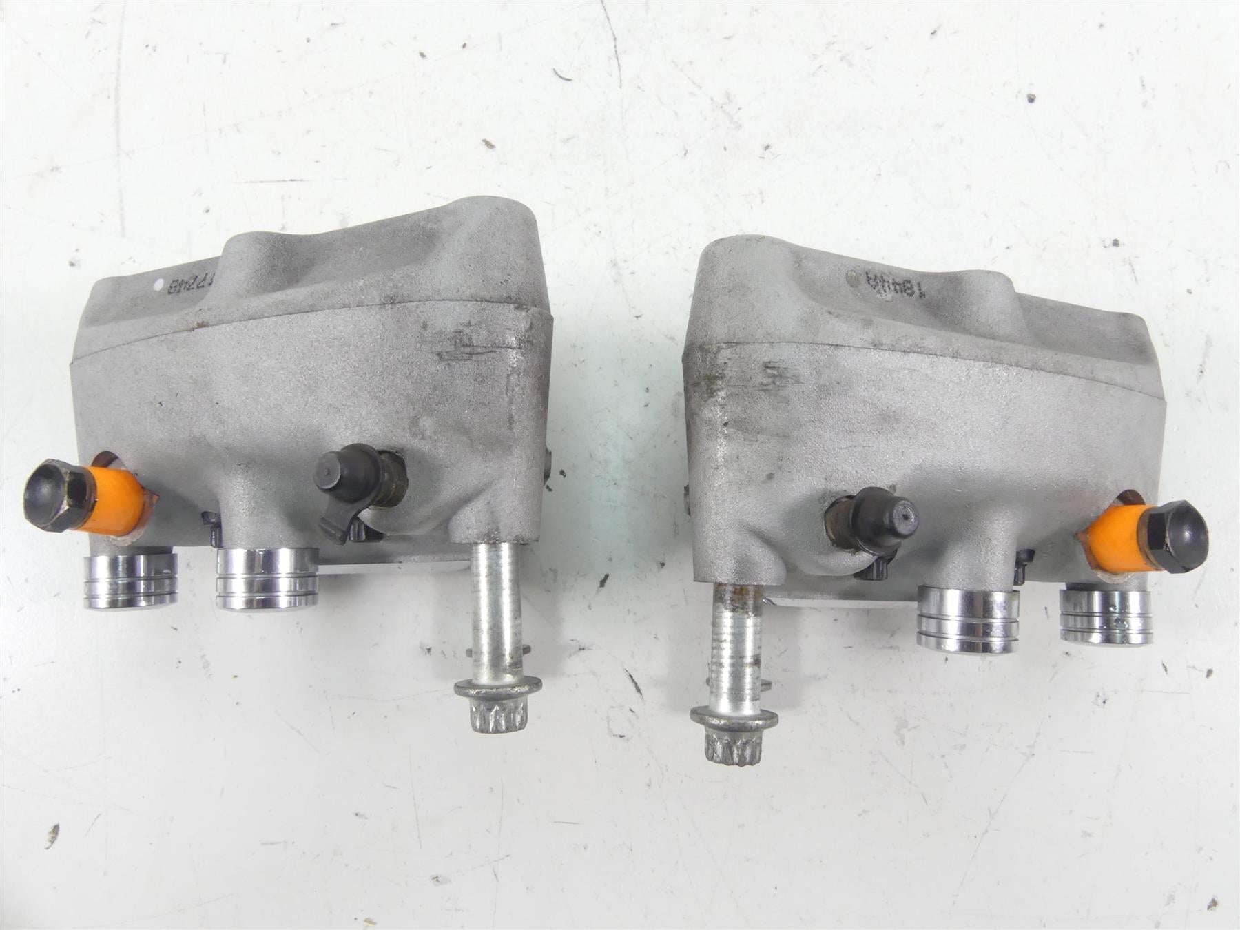 2005 Harley Touring CVO FLHTCSE Electra Glide Front Brake Caliper Set 44382-99C {{ shop.shopifyCountryName }} - Mototech271