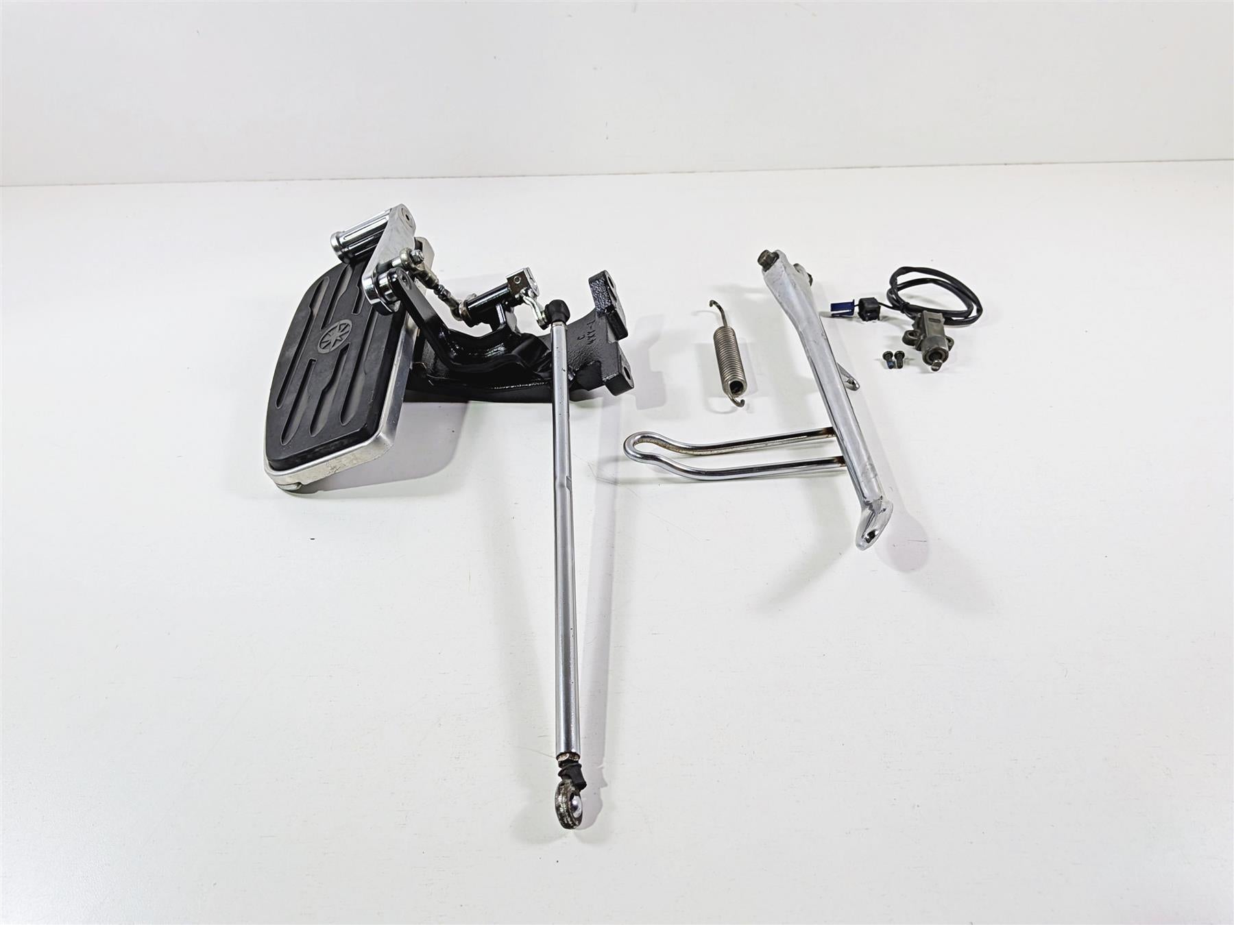 2006 Yamaha XVZ1300 Royal Star Left Floor Board & Shifter 4XY-27410-10-00 {{ shop.shopifyCountryName }} - Mototech271