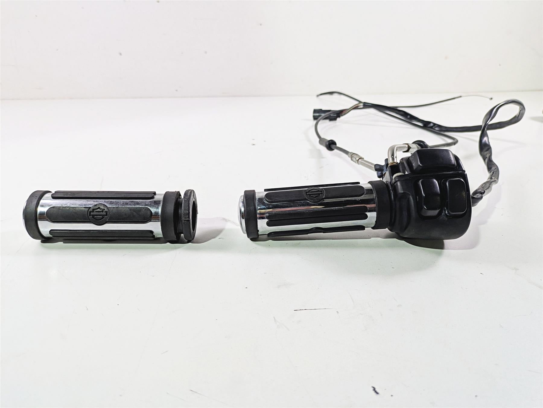 2007 Harley Sportster XL1200 C Right Hand Control Switch Grip Set 71684-06A {{ shop.shopifyCountryName }} - Mototech271