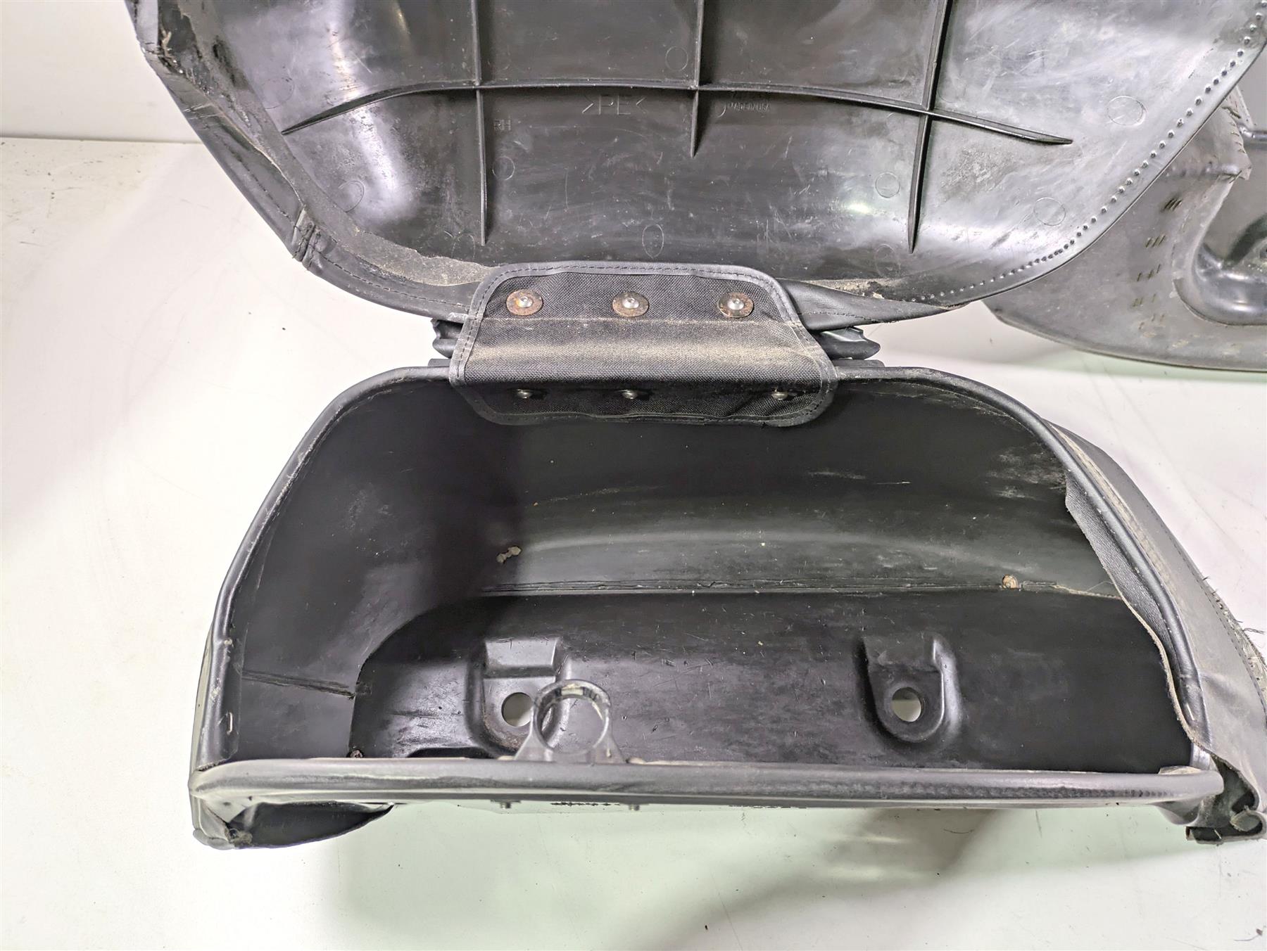 2008 Yamaha XVS1300 V-Star Tourer Saddlebag Set 5S6-F8440-00-00 5S6-F8430-00-00 {{ shop.shopifyCountryName }} - Mototech271