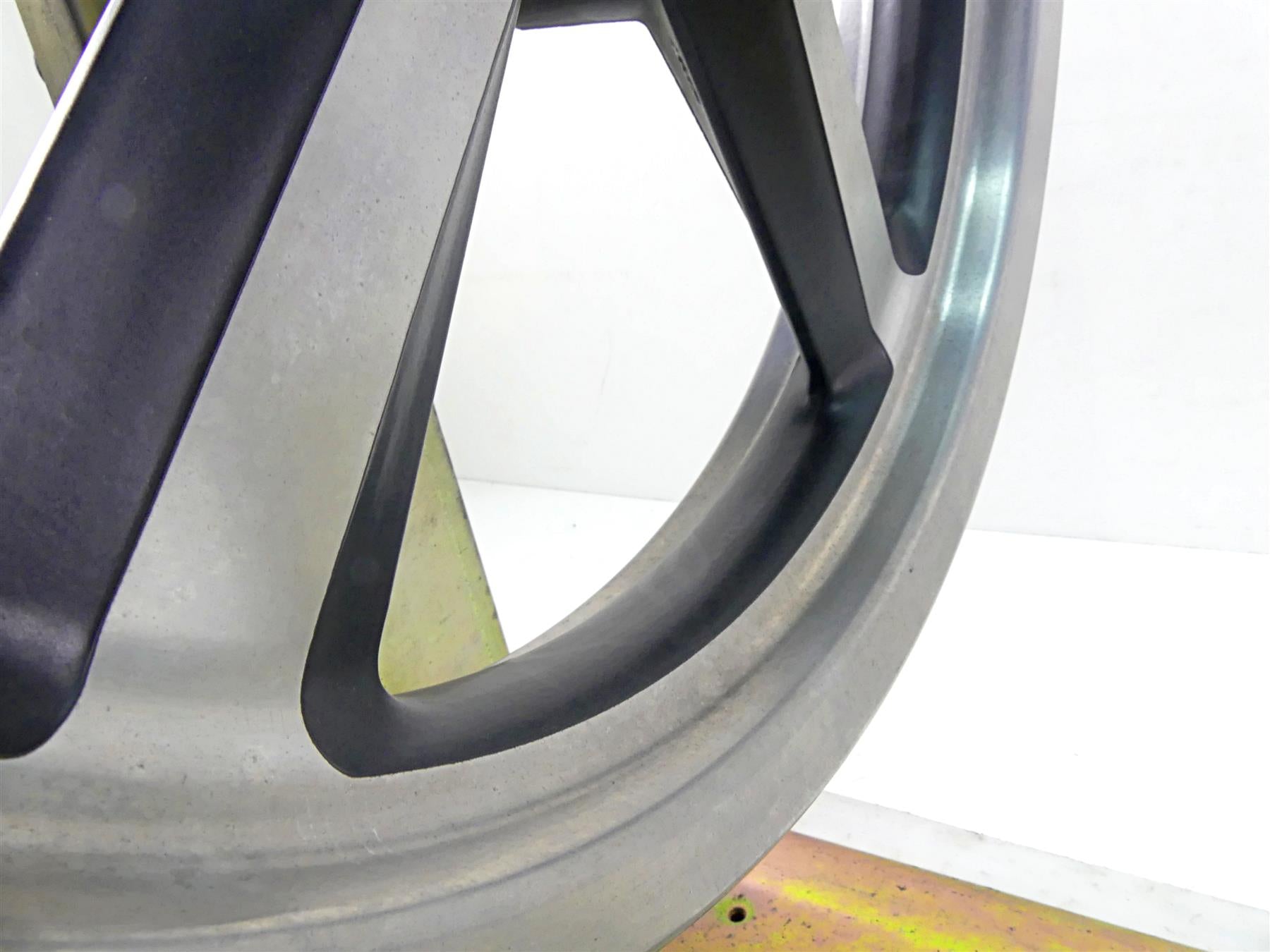 2013 Harley VRSCF Muscle Vrod Straight 19x3 Front Wheel Rim 41670-09 {{ shop.shopifyCountryName }} - Mototech271