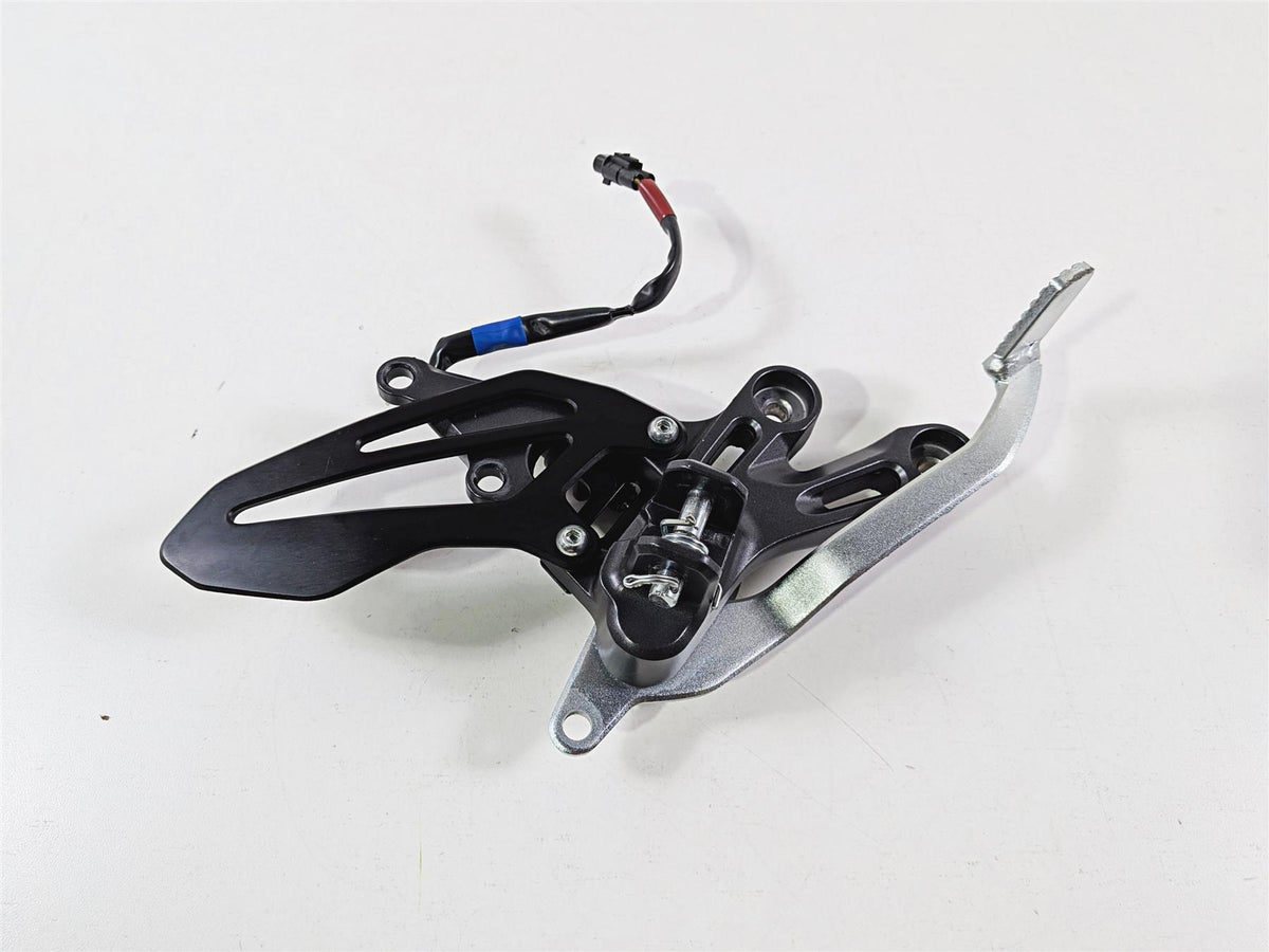 2025 Yamaha YZF R7 Right Foot Peg Mount & Brake Pedal BEB-27443-00 BEB-27211-00 {{ shop.shopifyCountryName }} - Mototech271