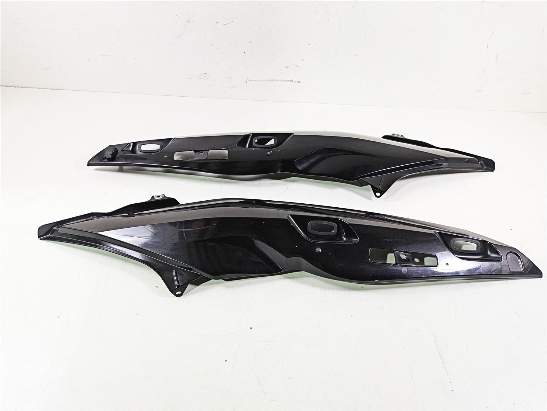 2009 BMW R1200RT K26 Tail Fairing Cover Cowl Set 46637681571 46637681572 {{ shop.shopifyCountryName }} - Mototech271