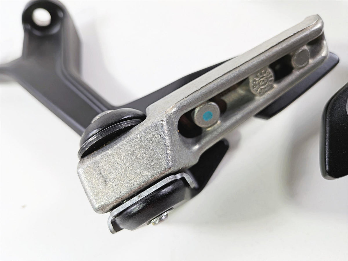 2024 Kawasaki EX500 Ninja 40th An. Rear Passenger Foot Peg 35063-1408 35063-1409 {{ shop.shopifyCountryName }} - Mototech271