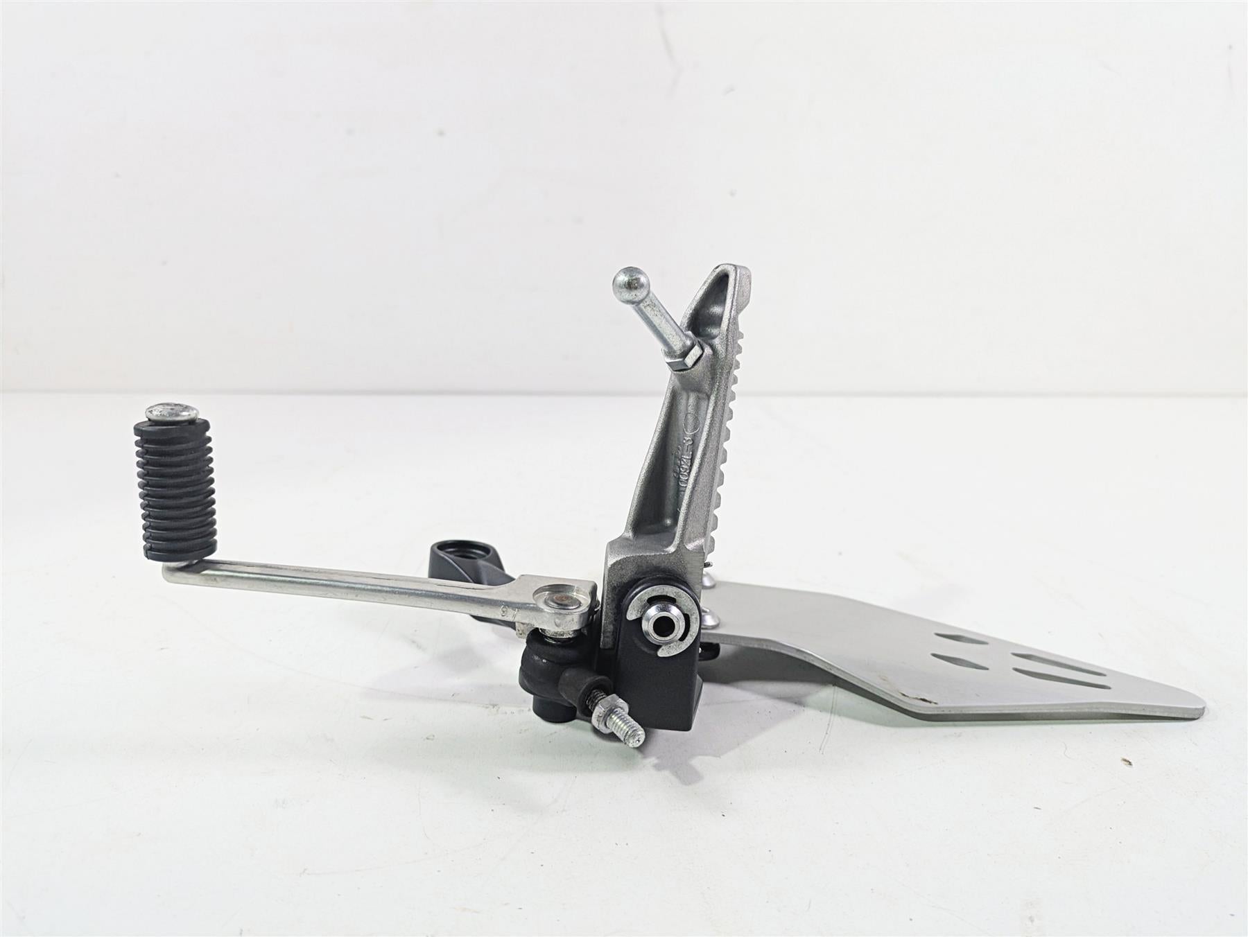 2024 Kawasaki ZX6R ZX636 Ninja Left Footpeg Foot Peg Shifter Set 35063-0160-18R {{ shop.shopifyCountryName }} - Mototech271
