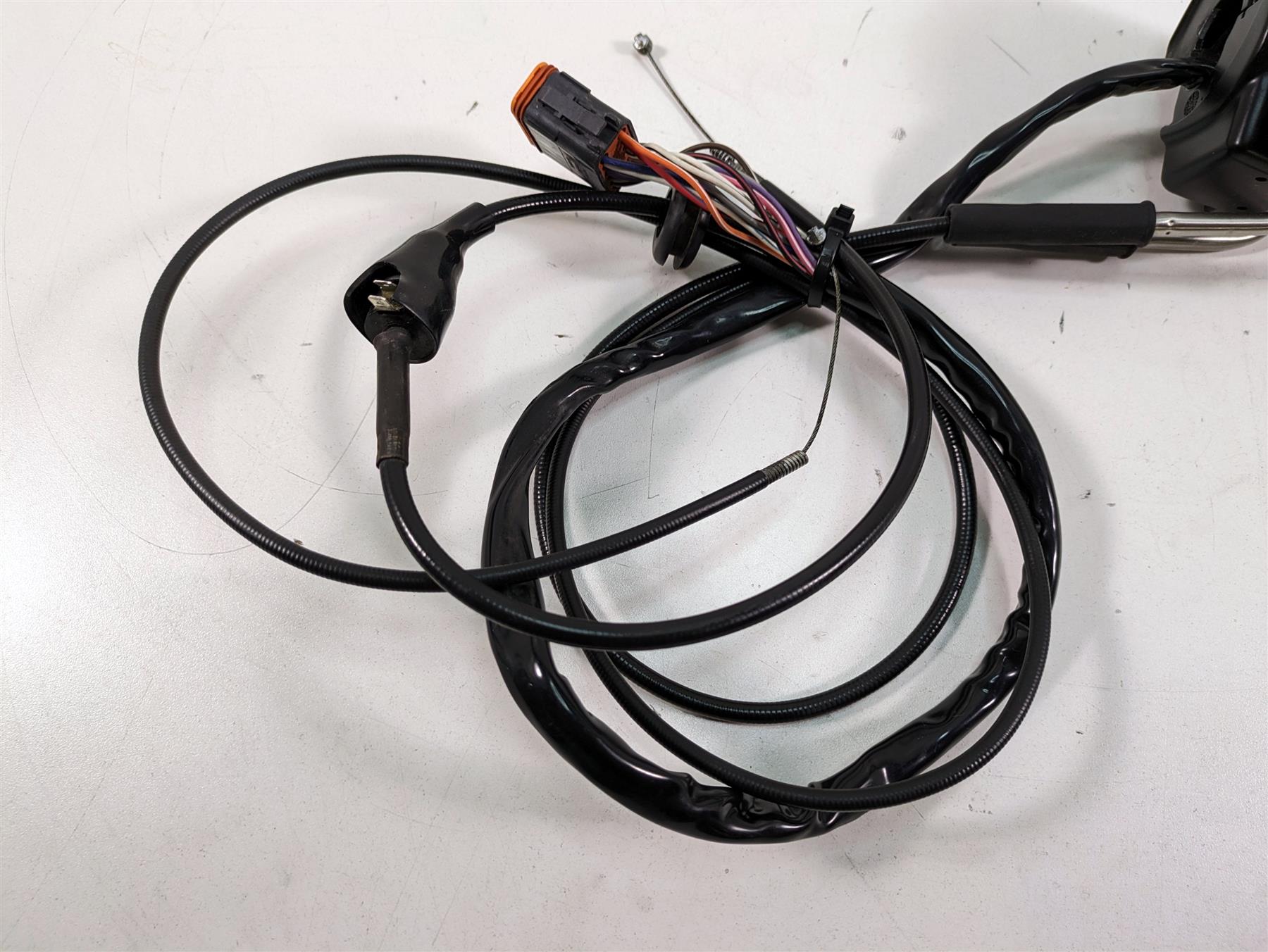 2006 Harley Touring FLHTCUI Electra Glide Right Hand Control Switch 71684-06A {{ shop.shopifyCountryName }} - Mototech271