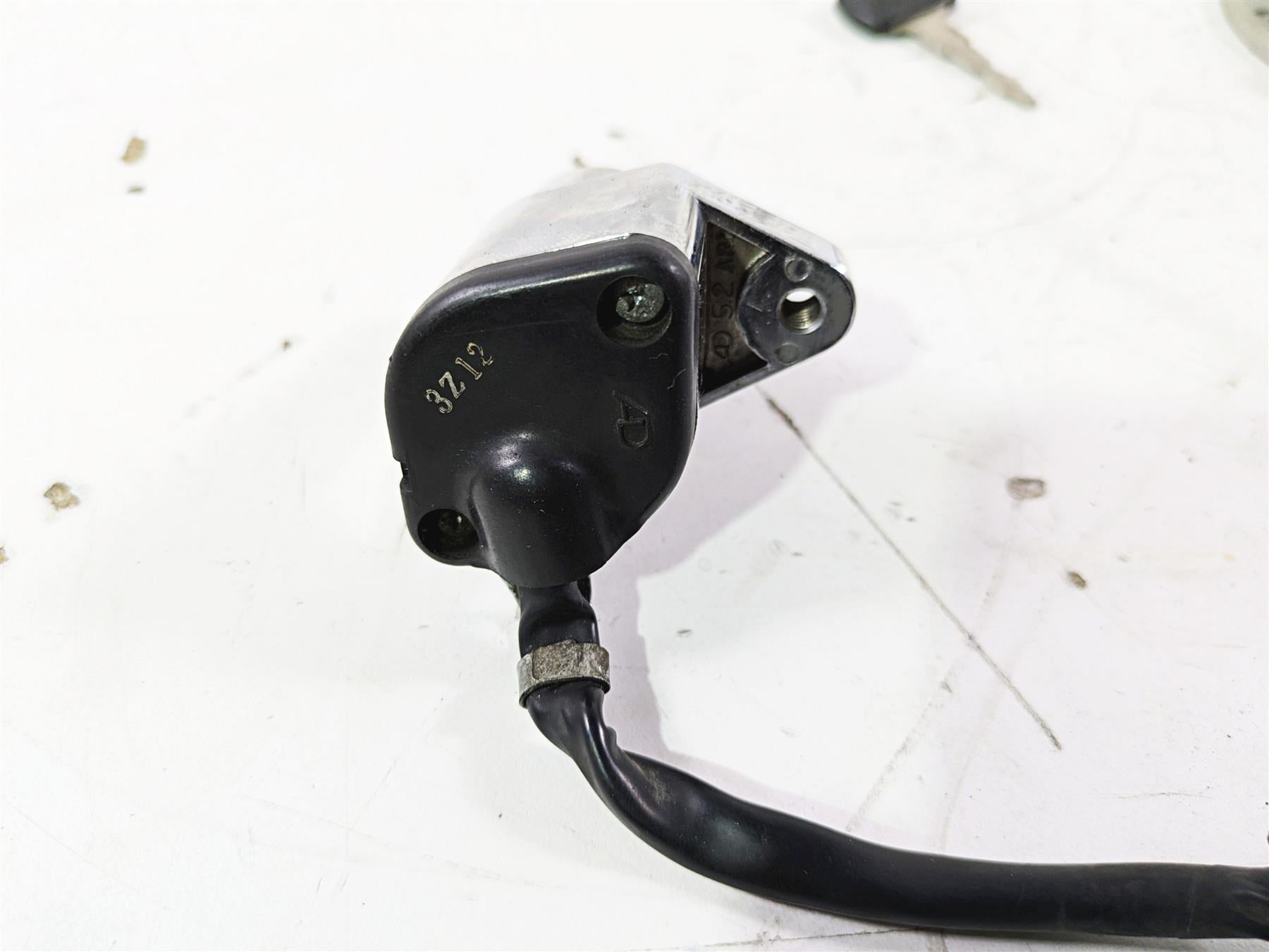 2004 Victory Kingpin Ignition Switch Key Tank Cap Set 4011023 {{ shop.shopifyCountryName }} - Mototech271