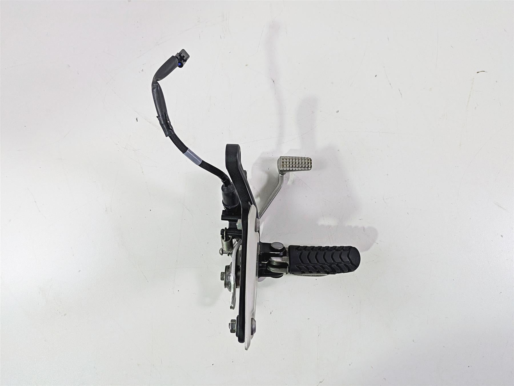 2020 Kawasaki Z900 ZR900 Right Footpeg & Brake Pedal Set - Read 35063-1442-18R {{ shop.shopifyCountryName }} - Mototech271