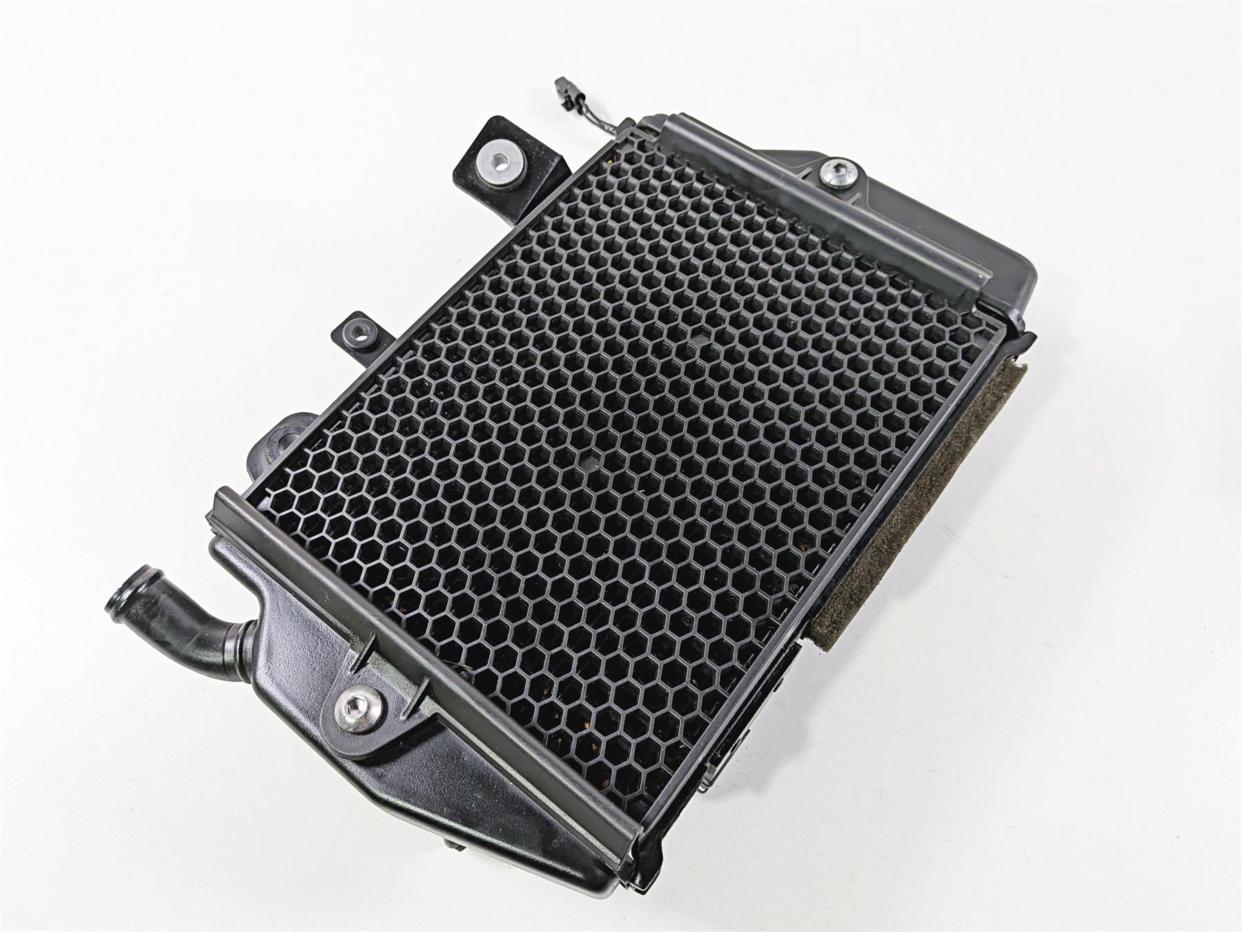 2022 Triumph Tiger 900 GT Pro Left Coolant Radiator And Fan T2104610 {{ shop.shopifyCountryName }} - Mototech271