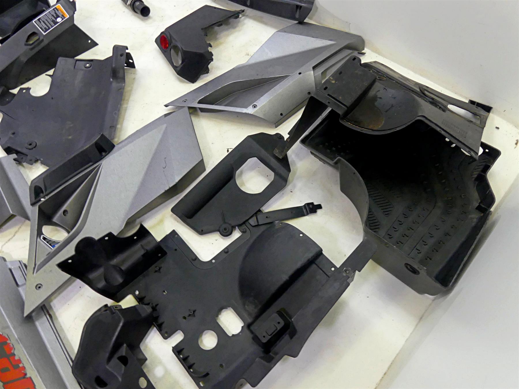 2018 Can Am Commander 1000R XT Fairing Door Panel Tank Cover Cowl Set 707900166 {{ shop.shopifyCountryName }} - Mototech271