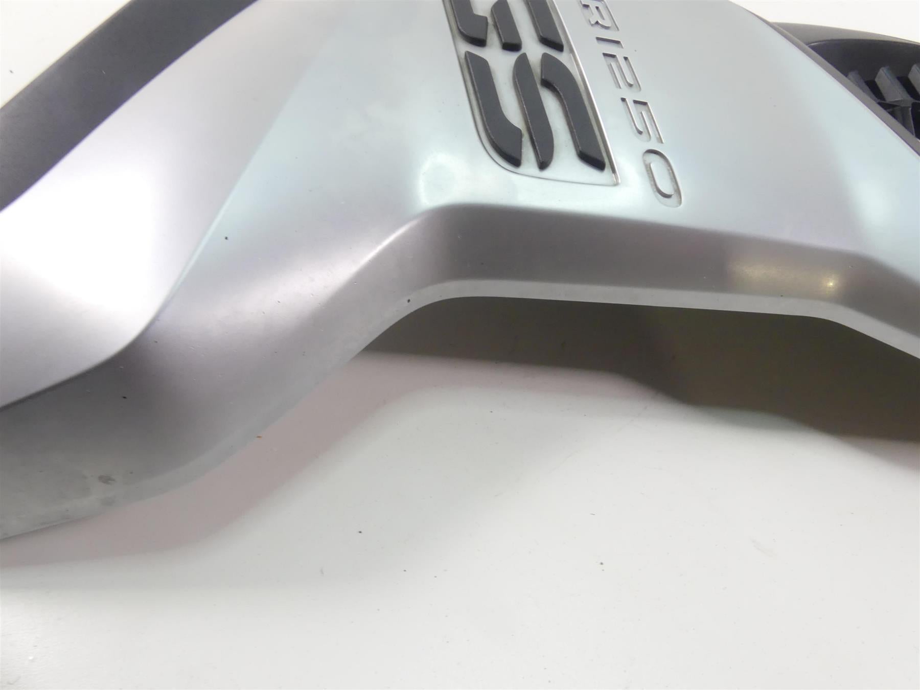 2019 BMW R1250GS K50 Right Side Intake Fairing & Emblem 46638556656 46638392882 {{ shop.shopifyCountryName }} - Mototech271
