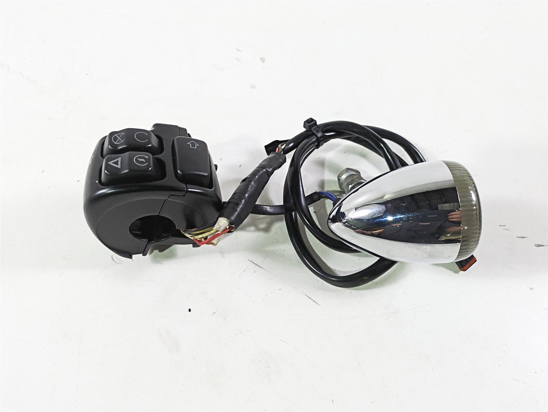2017 Harley Dyna FXDB Street Bob Right Control Switch & Blinker -READ 71500360 {{ shop.shopifyCountryName }} - Mototech271
