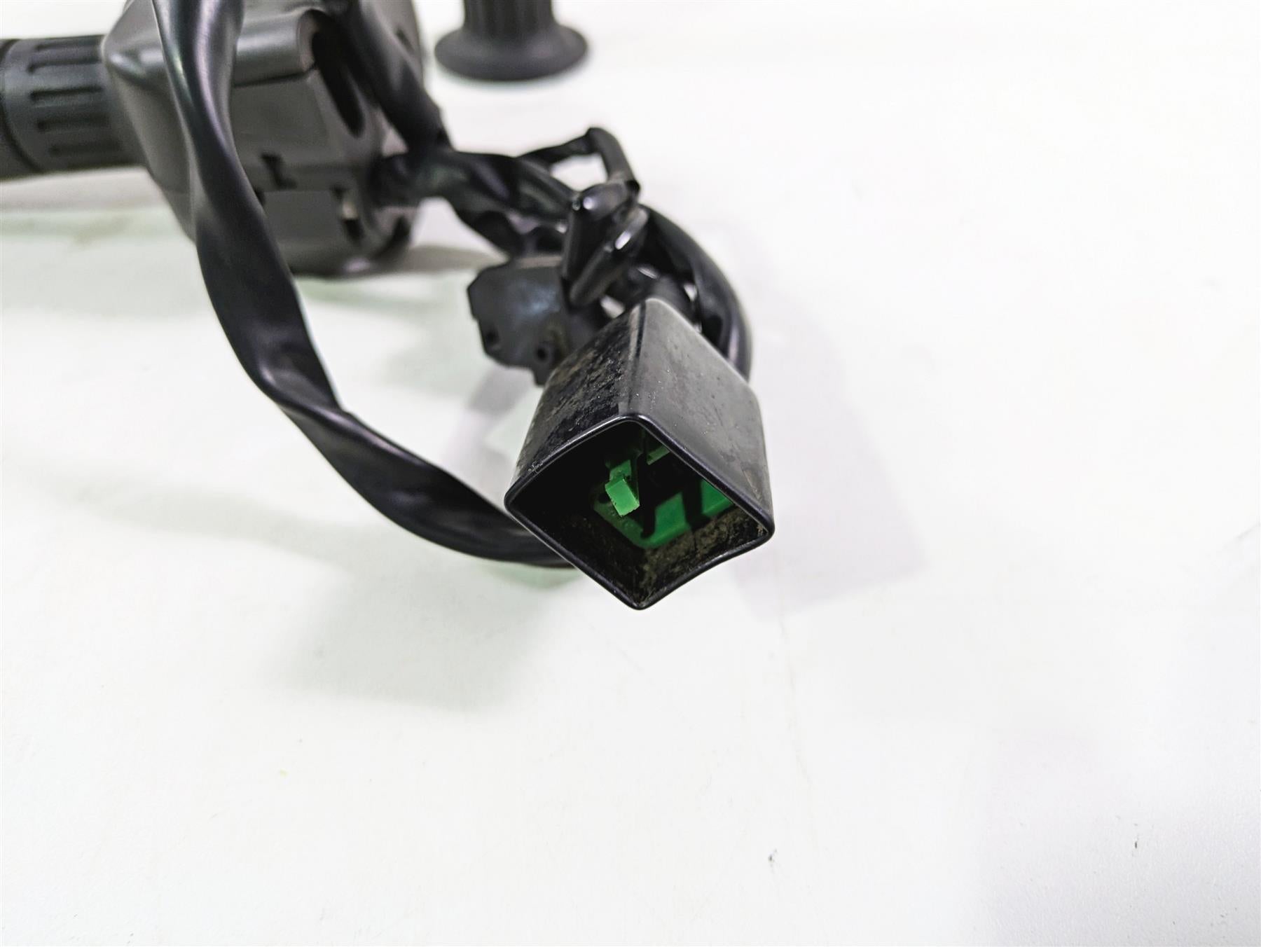 2009 Kawaski EX250 Ninja 250R Right Hand Start Kill Control Switch 46091-0157 {{ shop.shopifyCountryName }} - Mototech271