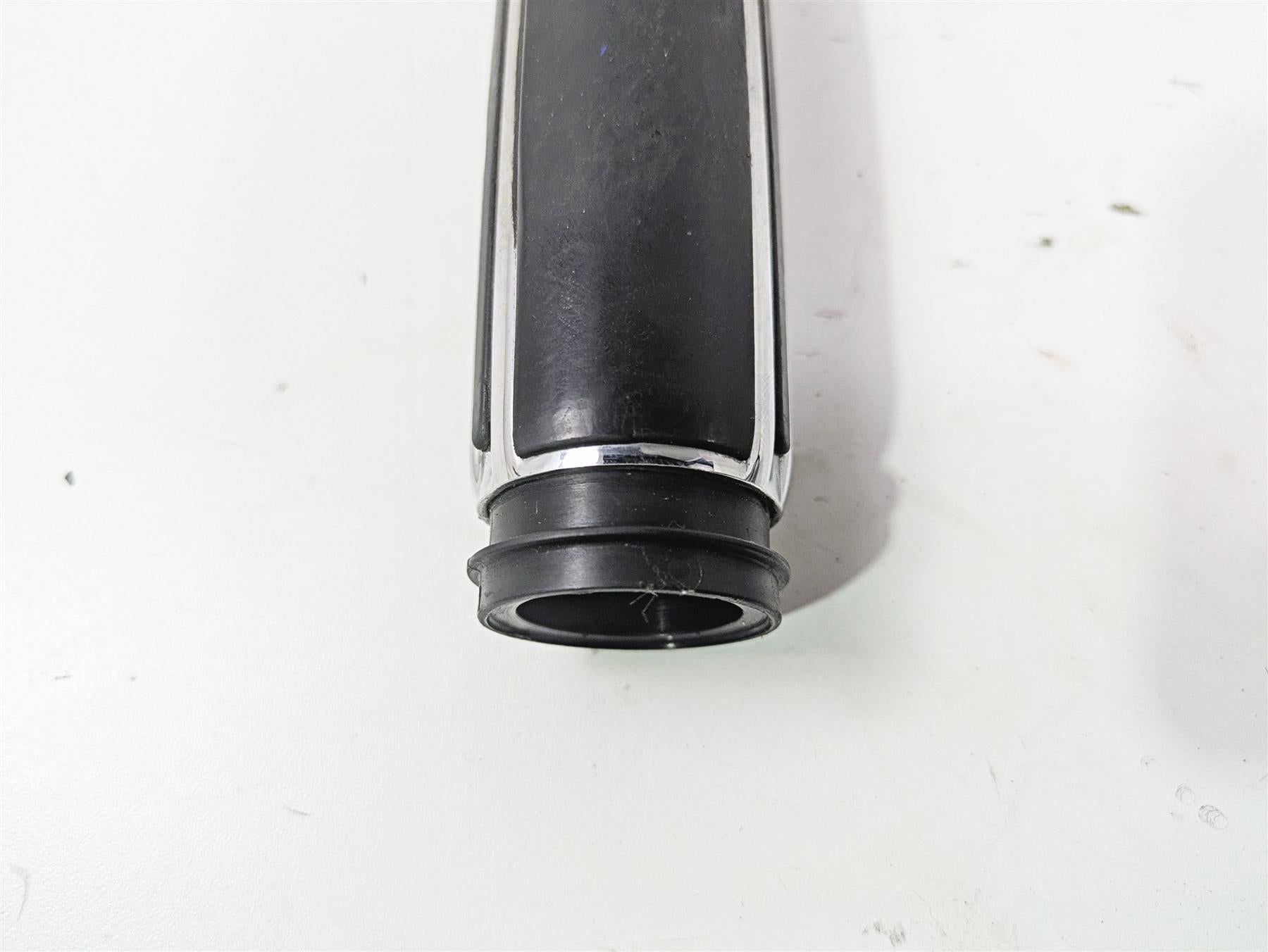 2010 Harley Touring FLHXSE CVO Street Glide Left Right Throttle Grips 55936-09 {{ shop.shopifyCountryName }} - Mototech271