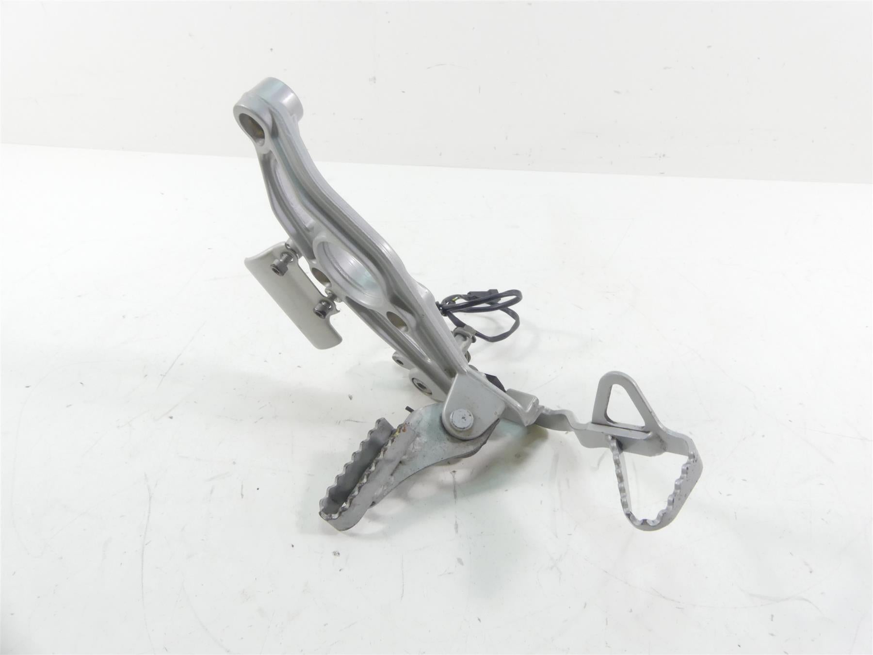 2001 BMW R1150 GS R21 Right Front Rider Footpeg & Brake Pedal Set 46712335598 {{ shop.shopifyCountryName }} - Mototech271