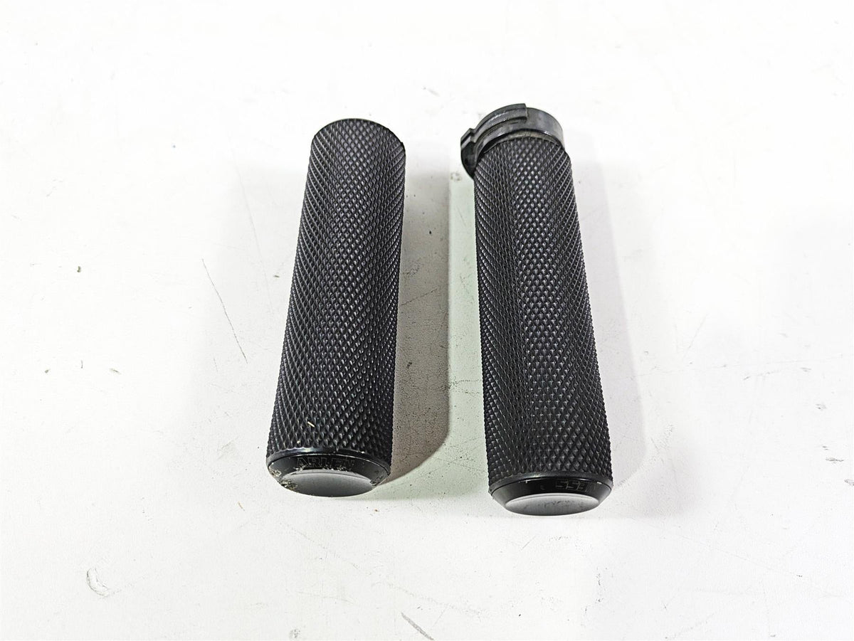 2017 Harley Dyna FXDB Street Bob Arlen Ness Knurled Hand Grip Set 07-325 {{ shop.shopifyCountryName }} - Mototech271