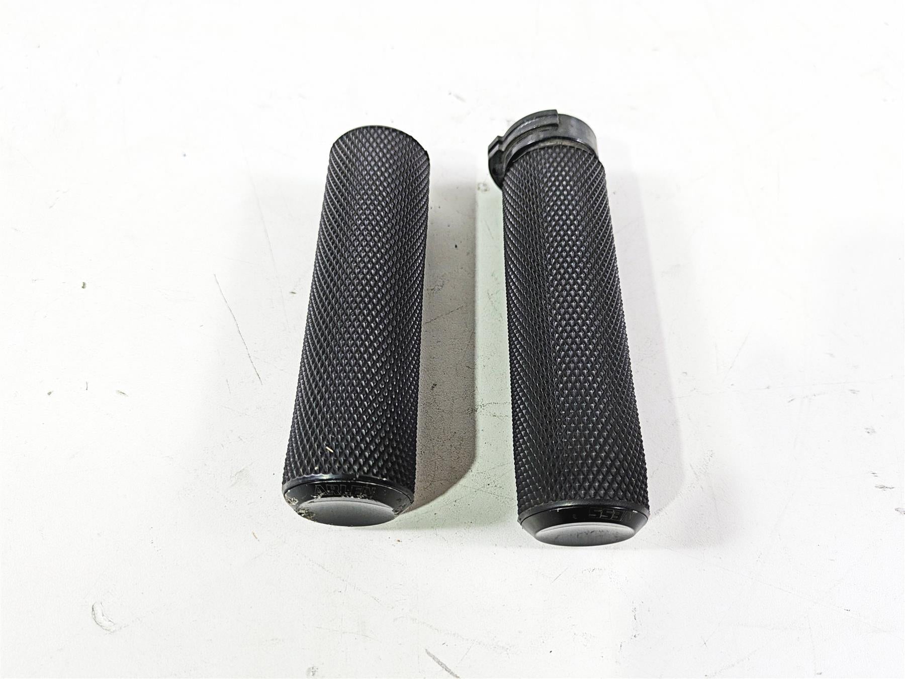 2017 Harley Dyna FXDB Street Bob Arlen Ness Knurled Hand Grip Set 07-325 {{ shop.shopifyCountryName }} - Mototech271