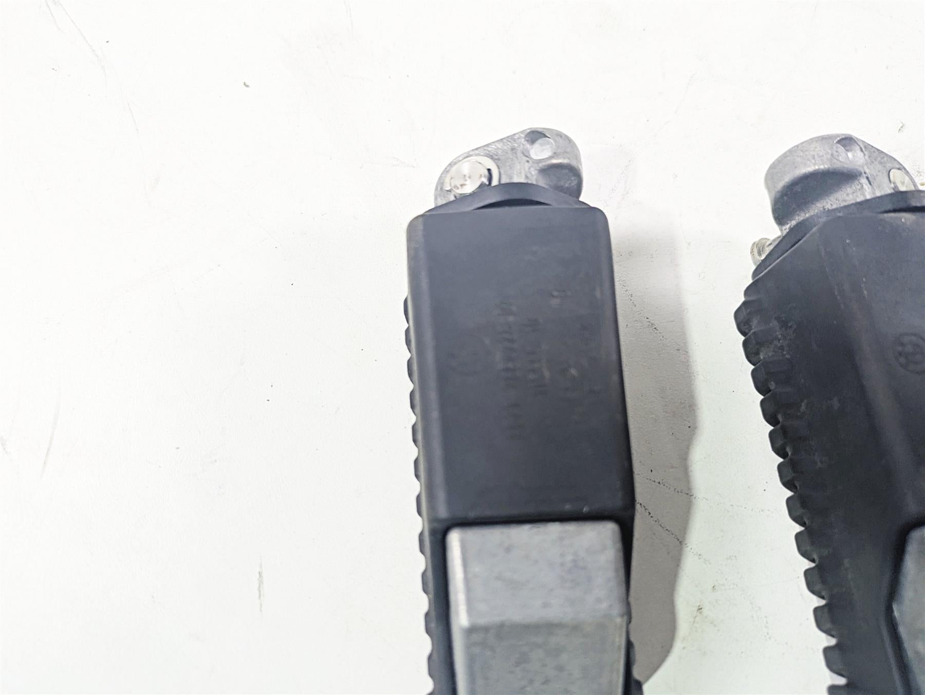 2010 BMW R1200GS K25 Rear Passenger Foot Pegs Footpeg 46712310403 46712310404 {{ shop.shopifyCountryName }} - Mototech271