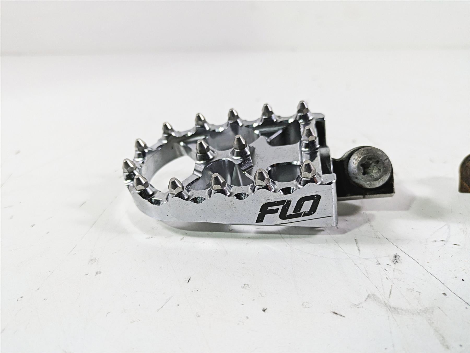 2015 Harley FXDL Dyna Low Rider FLO Grip Stunt Footpeg Rest Set FP-800V2 {{ shop.shopifyCountryName }} - Mototech271