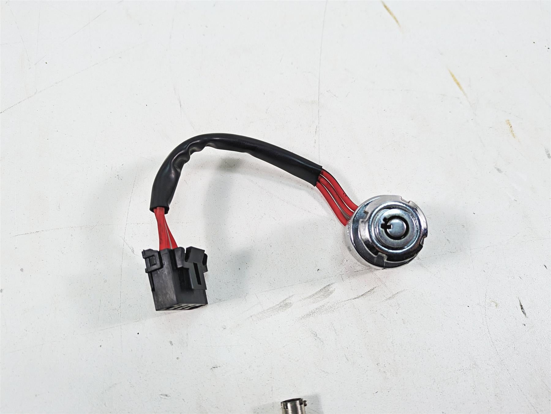 2000 Harley Dyna FXDL Low Rider Ignition Switch Key Lock Set 71421-90B 71428-90B {{ shop.shopifyCountryName }} - Mototech271