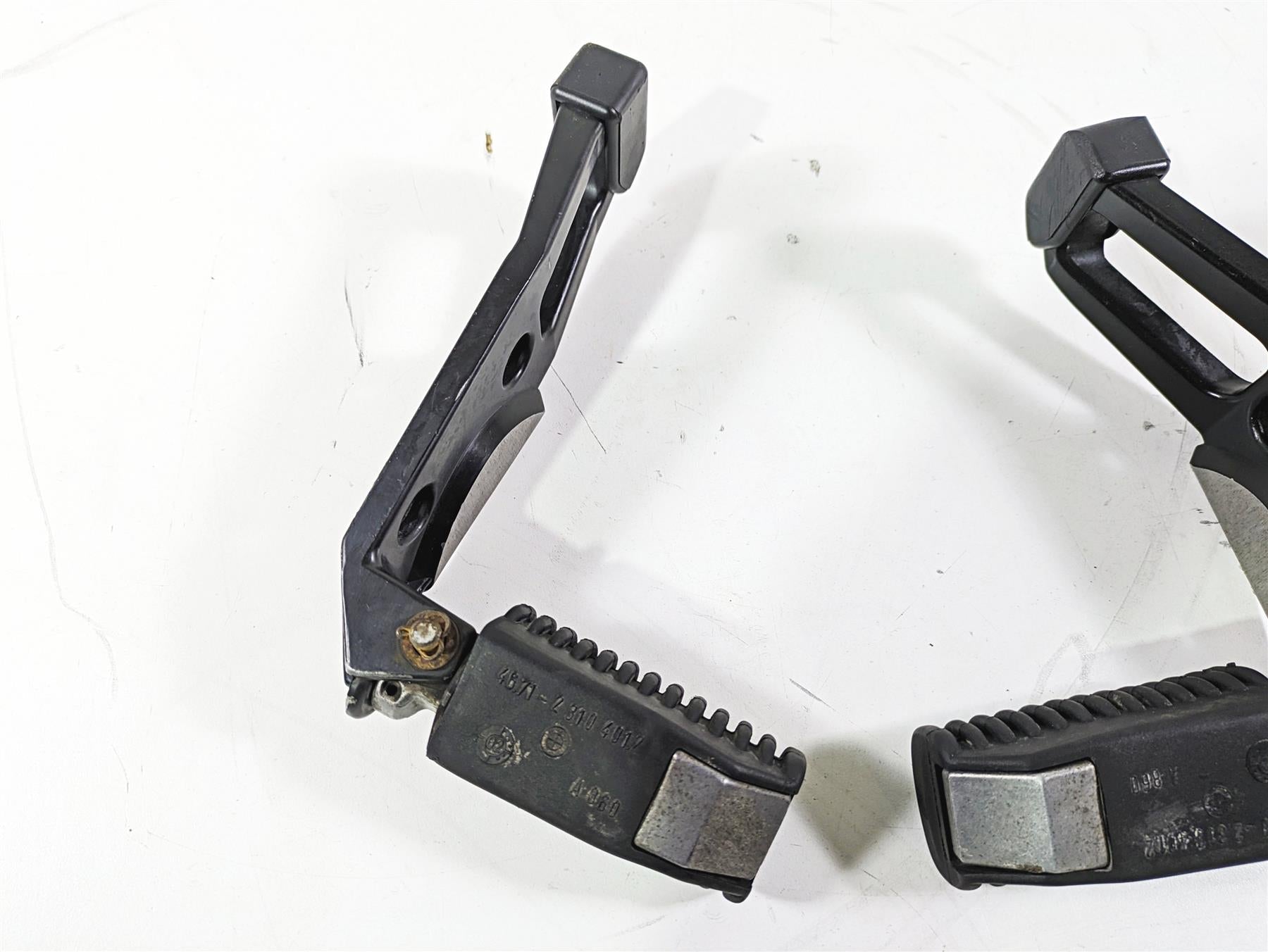 2004 BMW R1150GS R21 Passenger Footpeg Foot Peg Set 46712314761 46712314762 {{ shop.shopifyCountryName }} - Mototech271