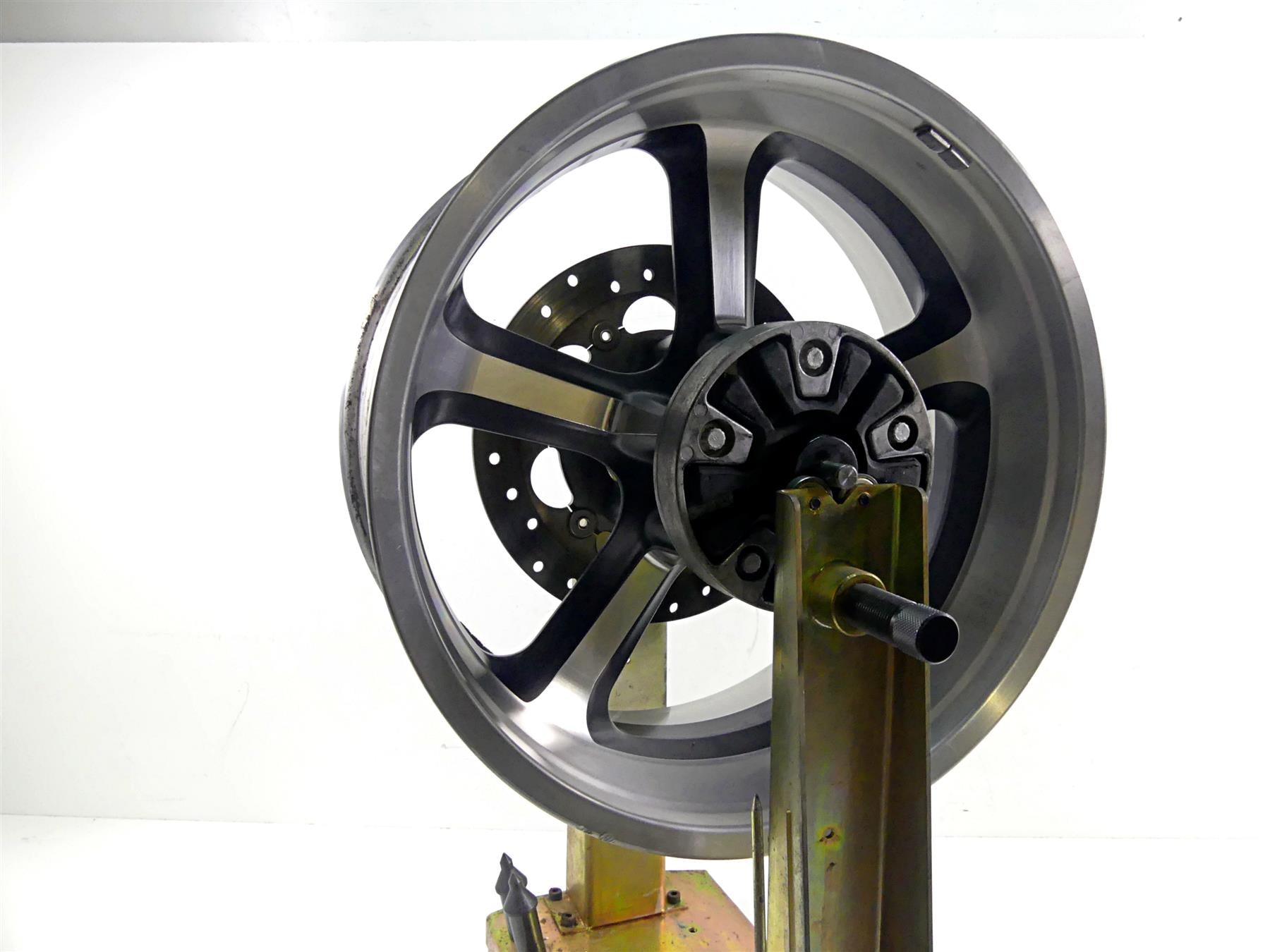 2015 Harley VRSCF Muscle V-Rod Straight Rear Wheel Rim 18x8 -Read 40900169 {{ shop.shopifyCountryName }} - Mototech271