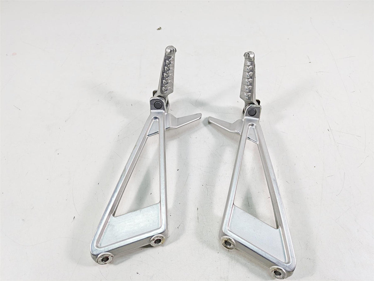2021 Aprilia RS660 Rear Passenger Footpeg Set - Rash 2B005206 2B005205 {{ shop.shopifyCountryName }} - Mototech271